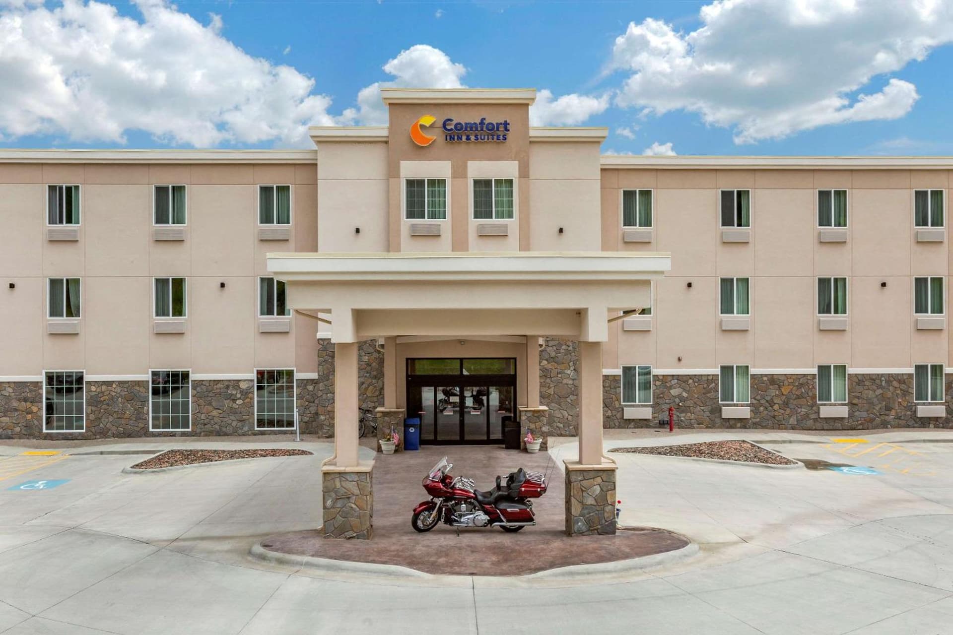 Comfort Inn & Suites Near Mt Rushmore interior in Hill City, SD — gallery photo 2