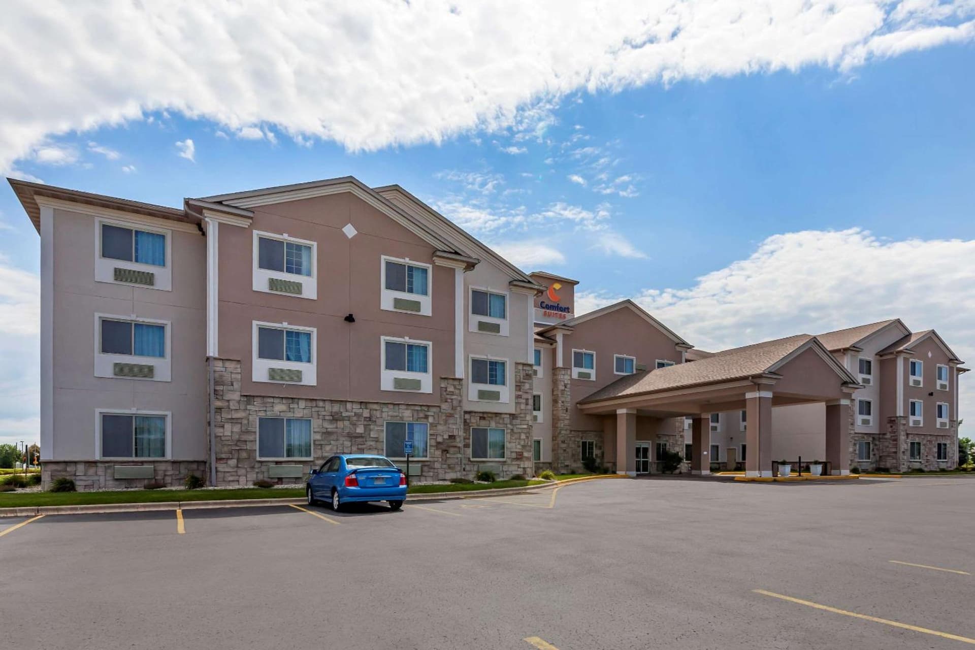 Comfort Suites Delavan - Lake Geneva Area interior in Delavan, WI — gallery photo 2