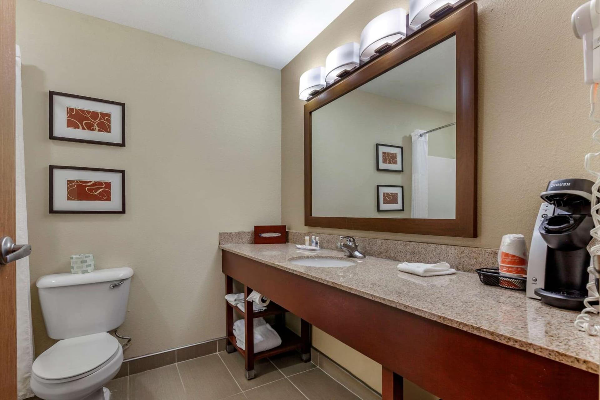 Comfort Suites Delavan - Lake Geneva Area gallery photo in Delavan, WI — image 11
