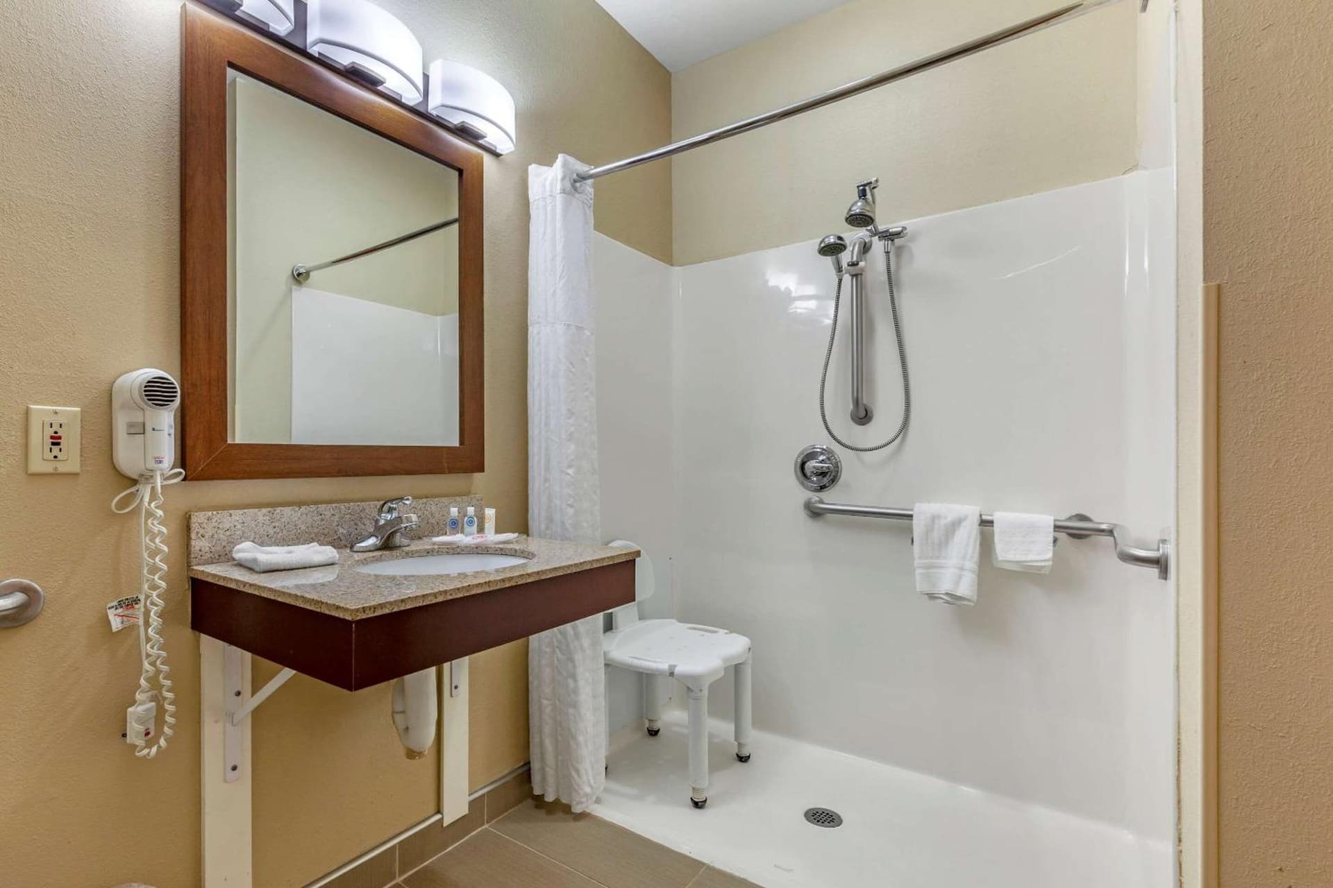 Comfort Suites Delavan - Lake Geneva Area gallery photo in Delavan, WI — image 14