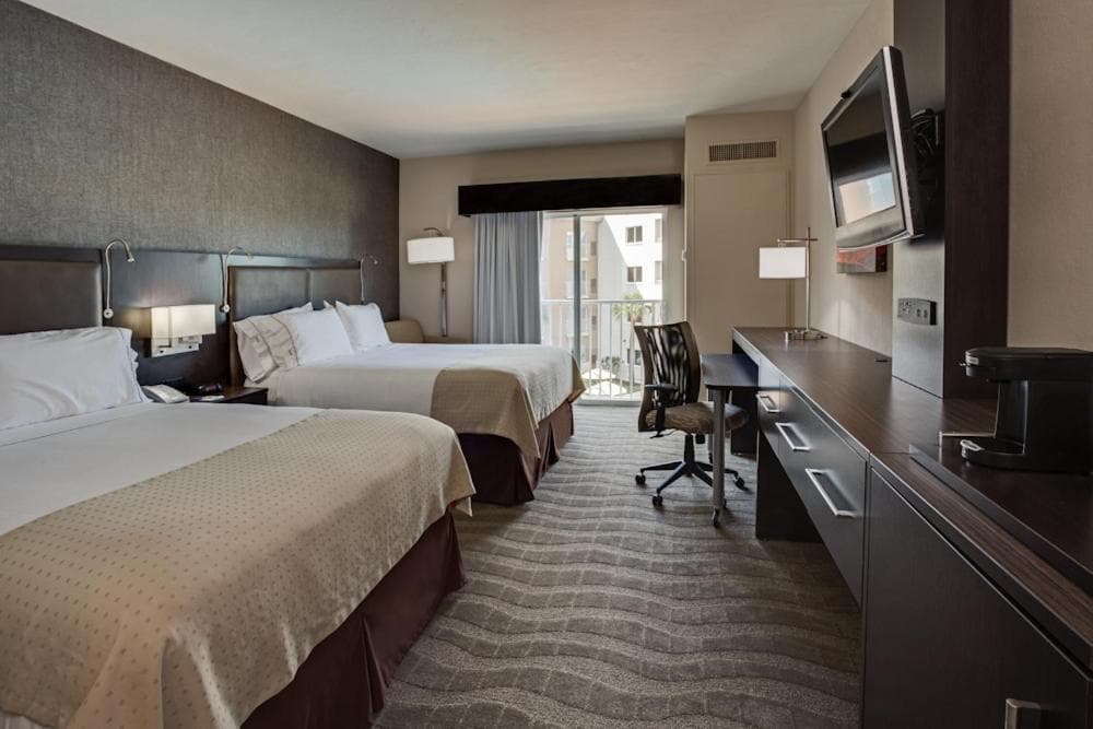 Holiday Inn Express & Suites Naples Downtown - 5th Avenue by IHG gallery photo in Naples, FL — image 53