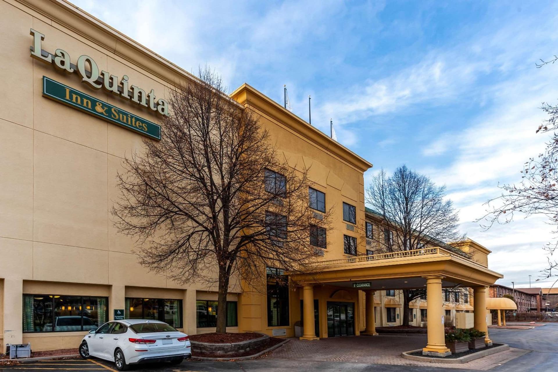 La Quinta by Wyndham Milwaukee Bayshore Area interior in Glendale, WI — gallery photo 2