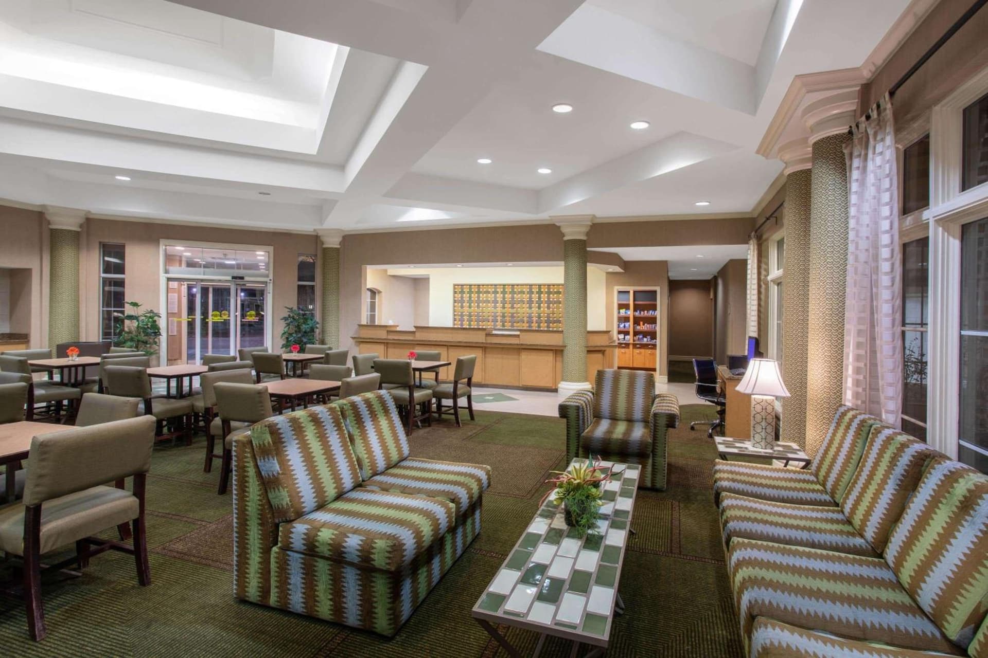 La Quinta by Wyndham Denver Southwest Lakewood interior in Lakewood, CO — gallery photo 2