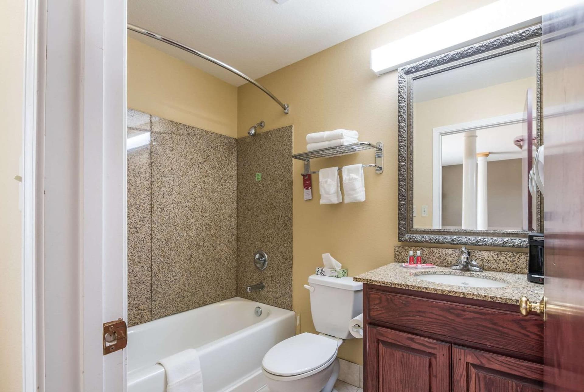 Econo Lodge Inn & Suites Bryant interior in Bryant, AR — gallery photo 2
