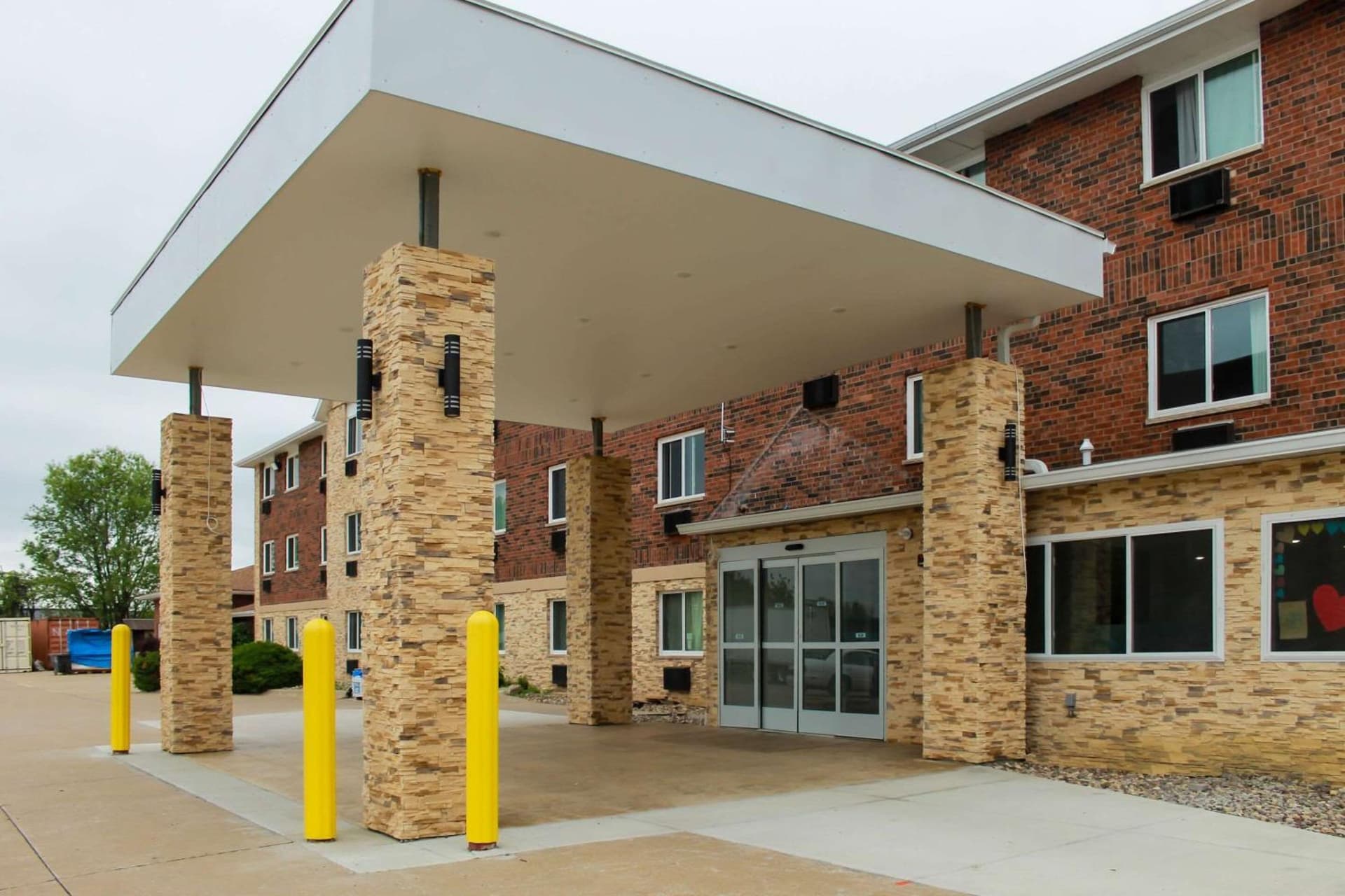 Clarion Pointe Bettendorf - Quad Cities featured exterior or lobby in Bettendorf, IA — similar hotel