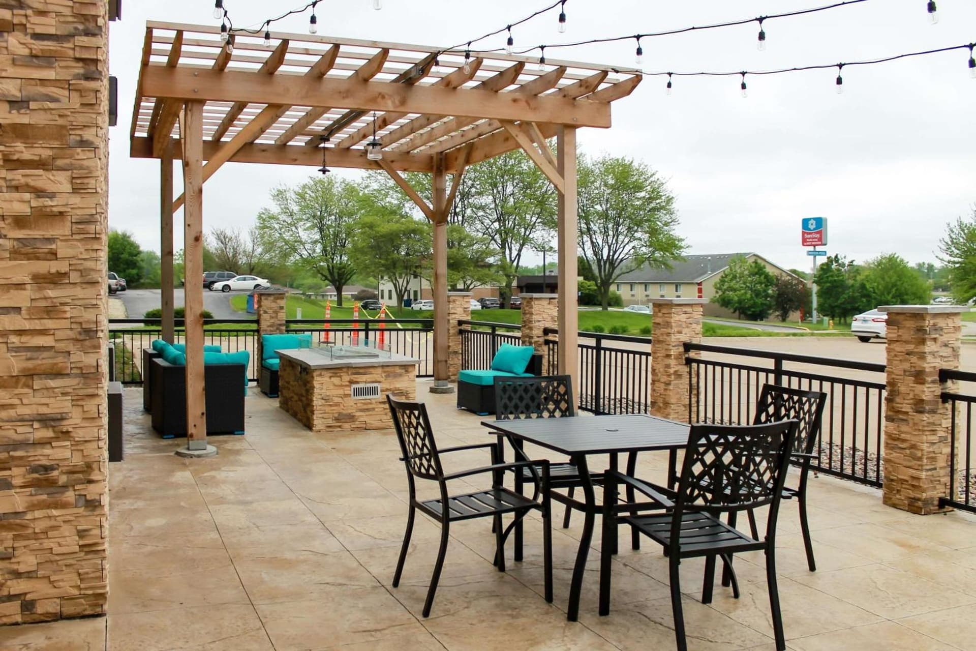 Clarion Pointe Bettendorf - Quad Cities interior in Bettendorf, IA — gallery photo 2