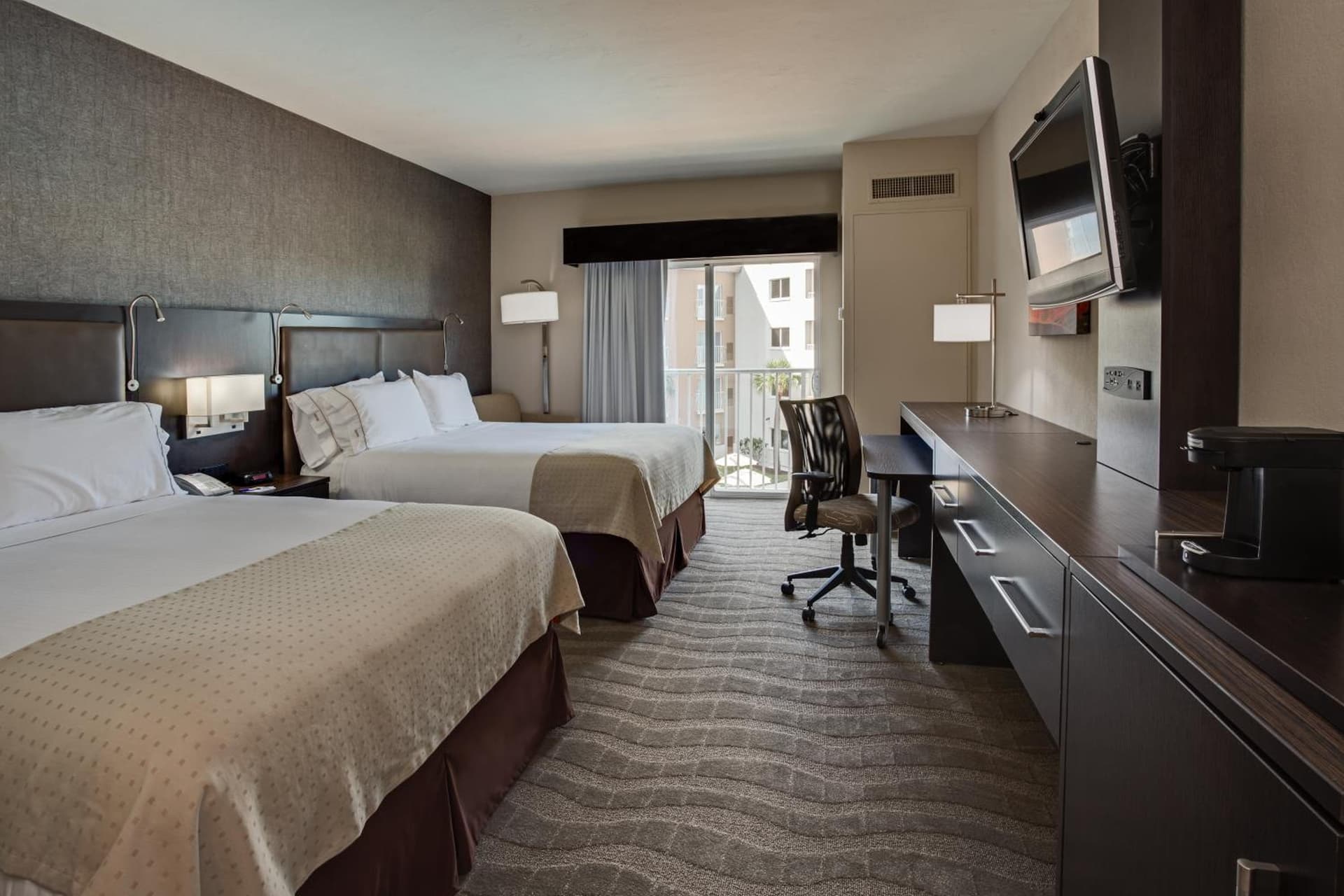 Holiday Inn Express & Suites Naples Downtown - 5th Avenue by IHG gallery photo in Naples, FL — image 16