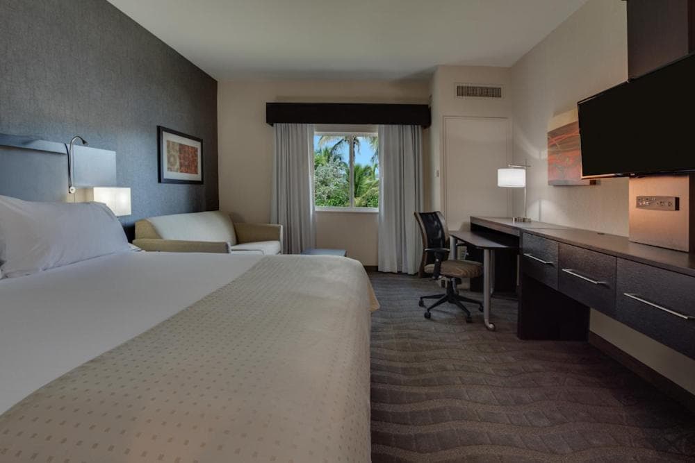 Holiday Inn Express & Suites Naples Downtown - 5th Avenue by IHG gallery photo in Naples, FL — image 5