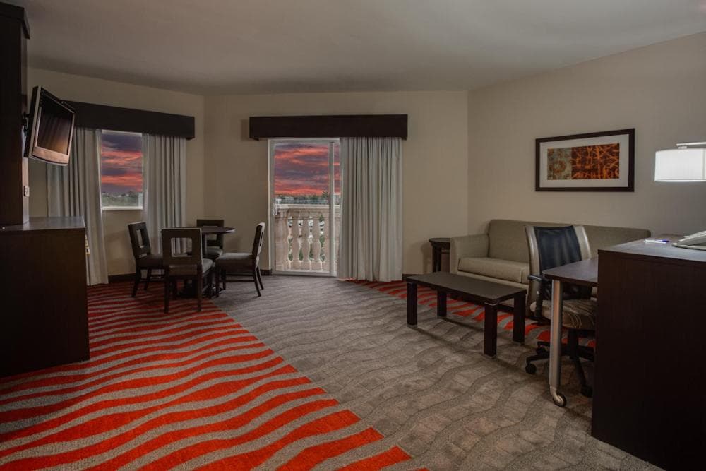 Holiday Inn Express & Suites Naples Downtown - 5th Avenue by IHG gallery photo in Naples, FL — image 4