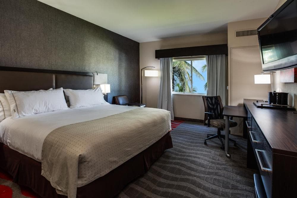 Holiday Inn Express & Suites Naples Downtown - 5th Avenue by IHG gallery photo in Naples, FL — image 33