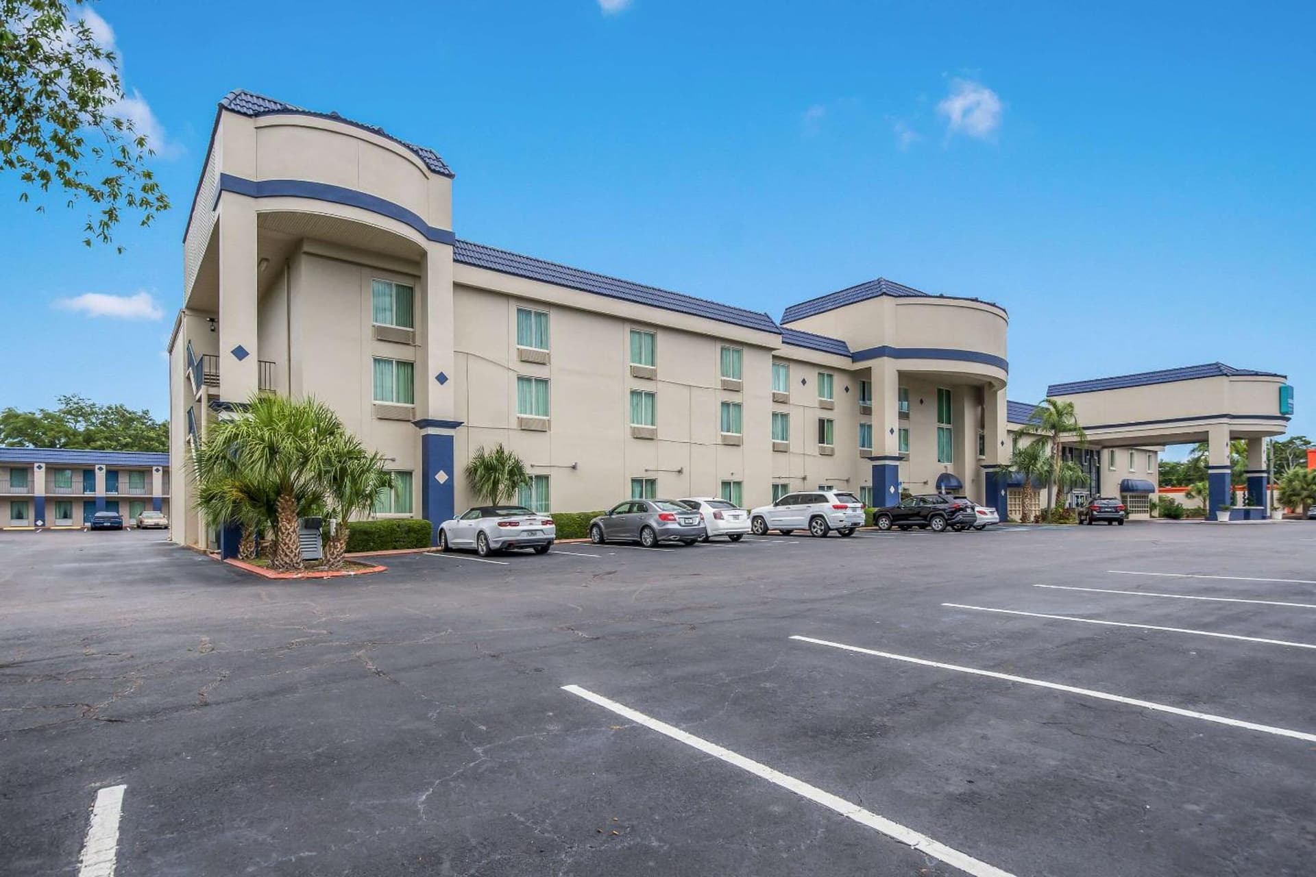 Clarion Inn & Suites Central Clearwater Beach — hotel in Clearwater, Florida