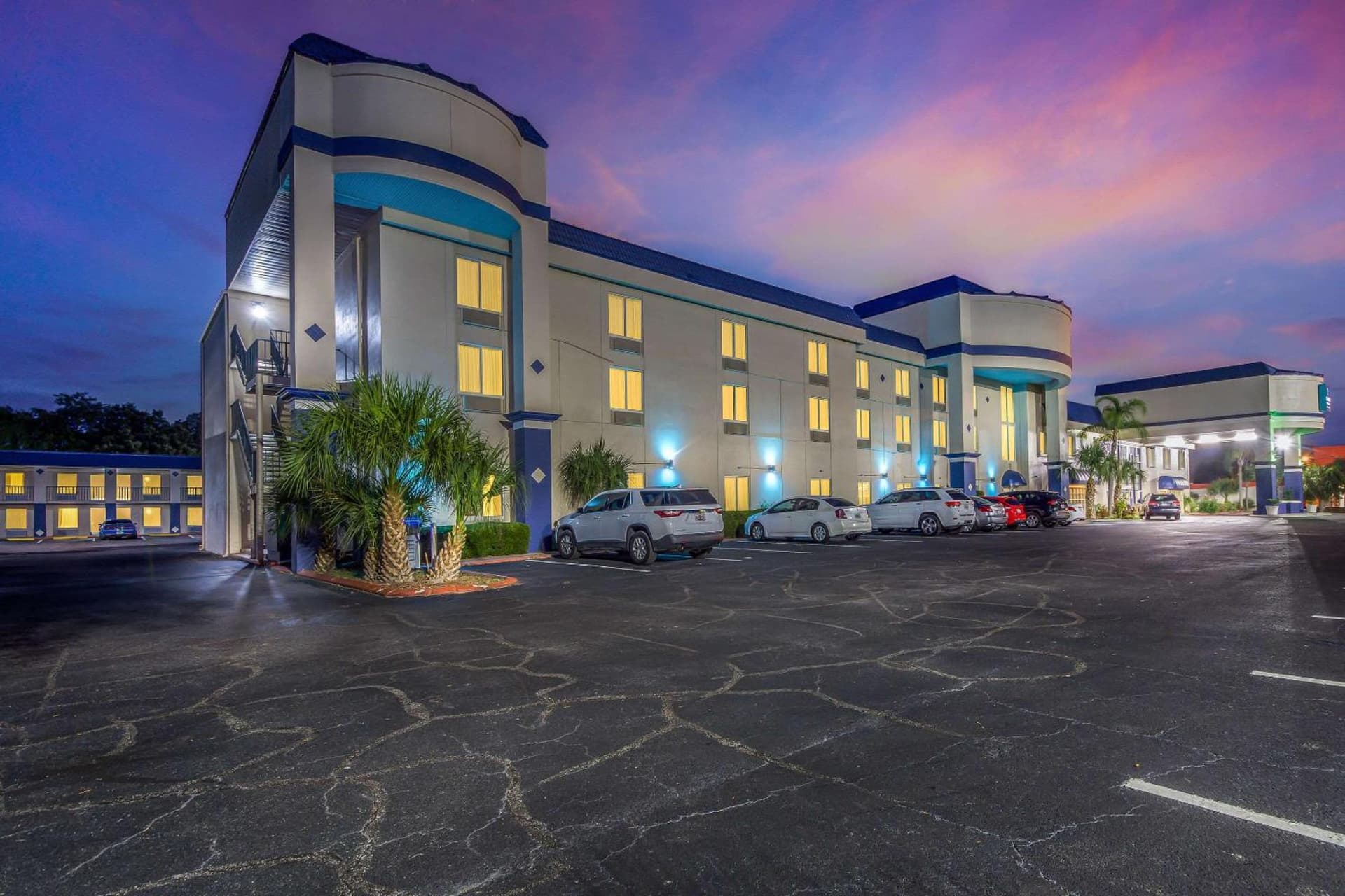Clarion Inn & Suites Central Clearwater Beach gallery photo in Clearwater, FL — image 47