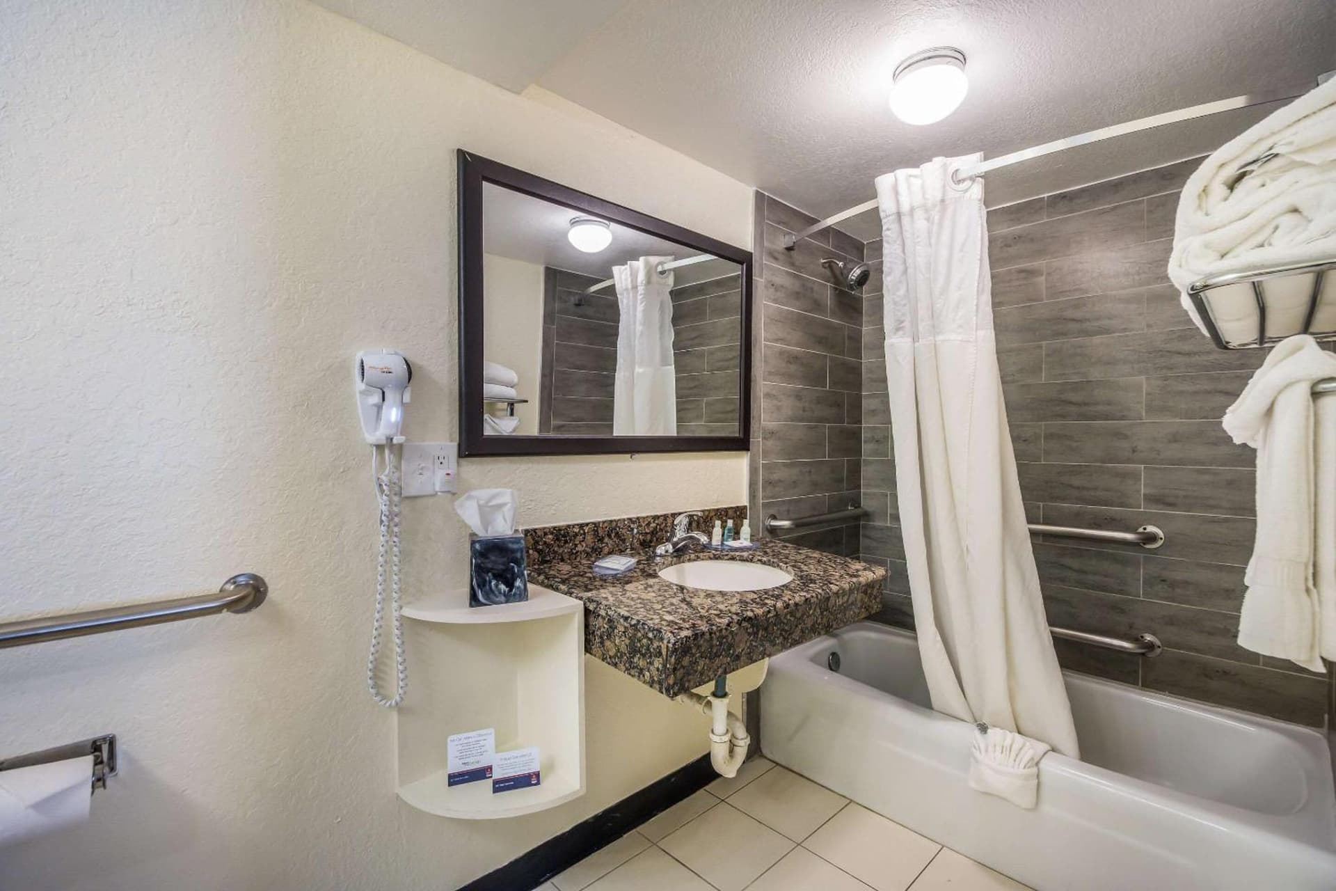 Clarion Inn & Suites Central Clearwater Beach gallery photo in Clearwater, FL — image 26