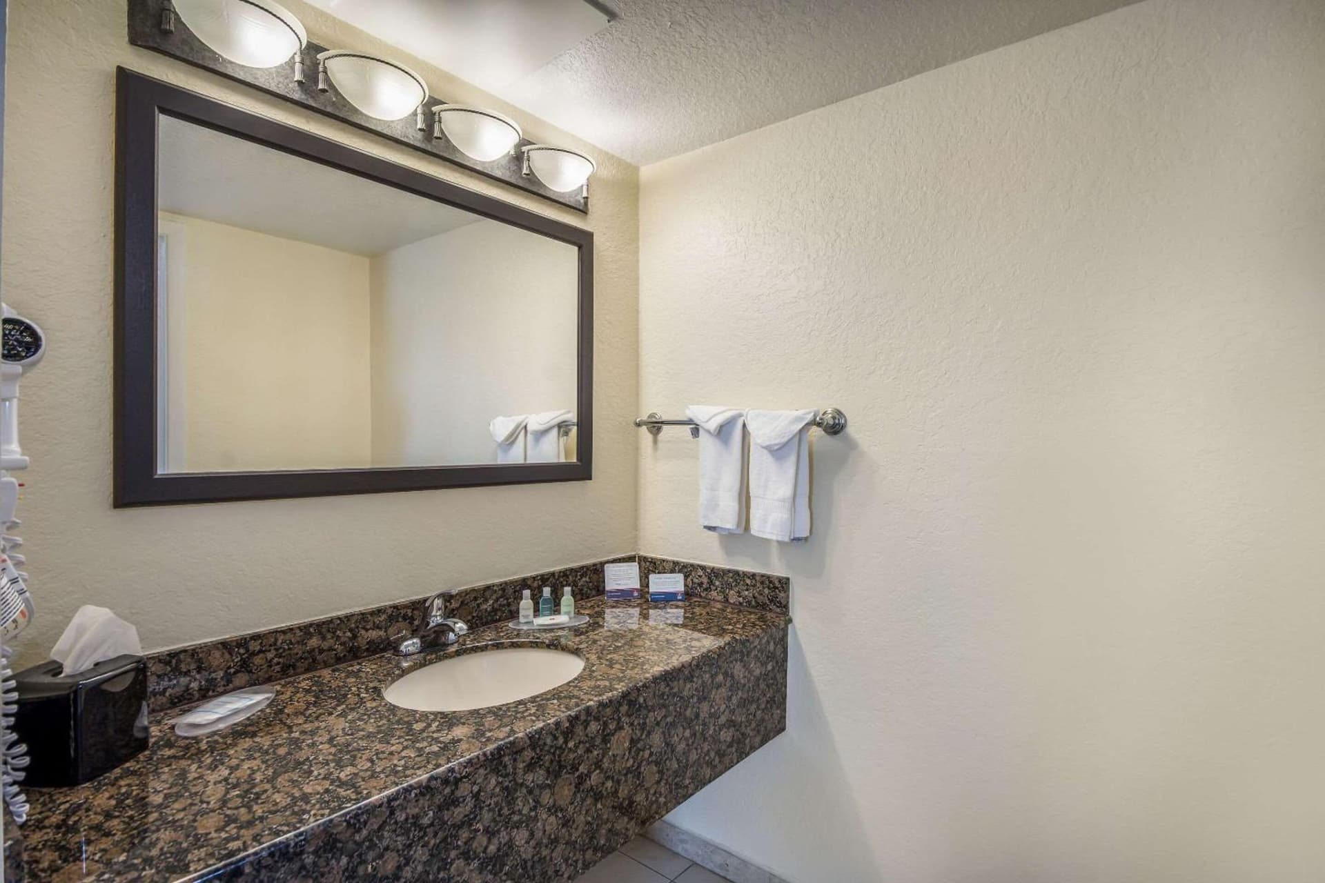 Clarion Inn & Suites Central Clearwater Beach gallery photo in Clearwater, FL — image 70