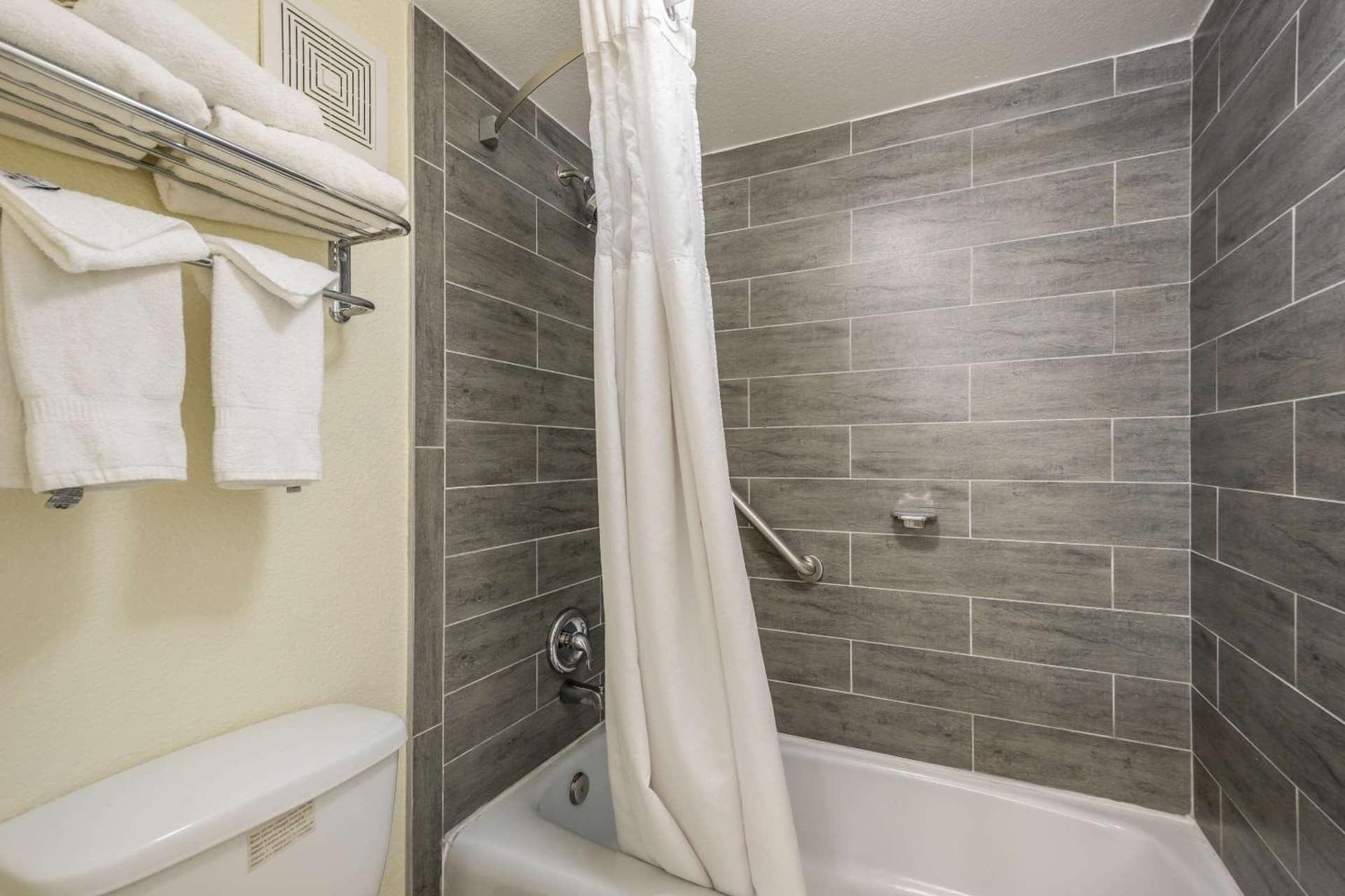 Clarion Inn & Suites Central Clearwater Beach gallery photo in Clearwater, FL — image 4
