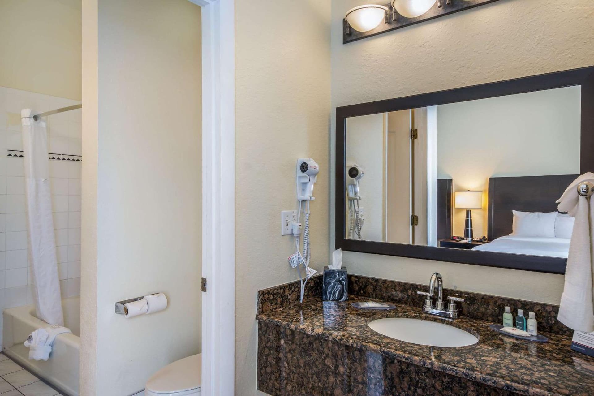 Clarion Inn & Suites Central Clearwater Beach gallery photo in Clearwater, FL — image 25