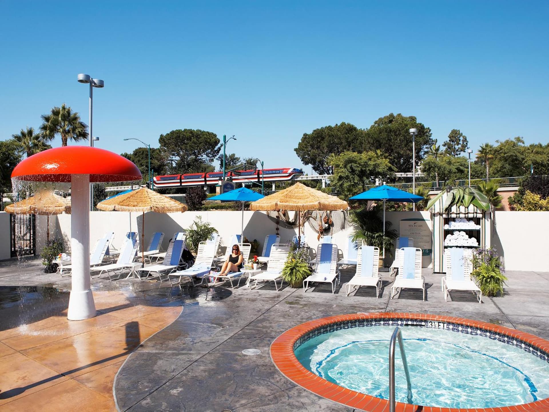 Howard Johnson by Wyndham Anaheim Hotel and Water Playground gallery photo in Anaheim, CA — image 123