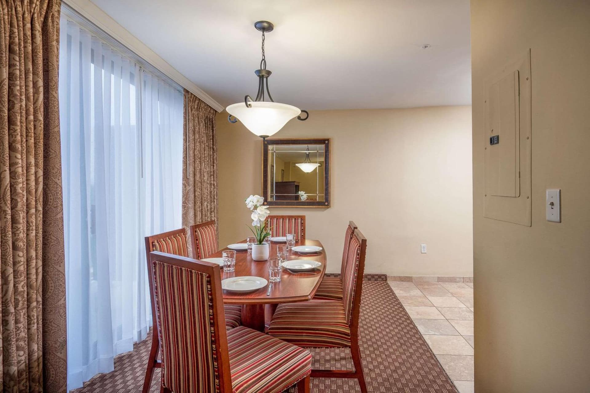 Clarion Collection Hotel Arlington Court Suites gallery photo in Arlington, VA — image 22