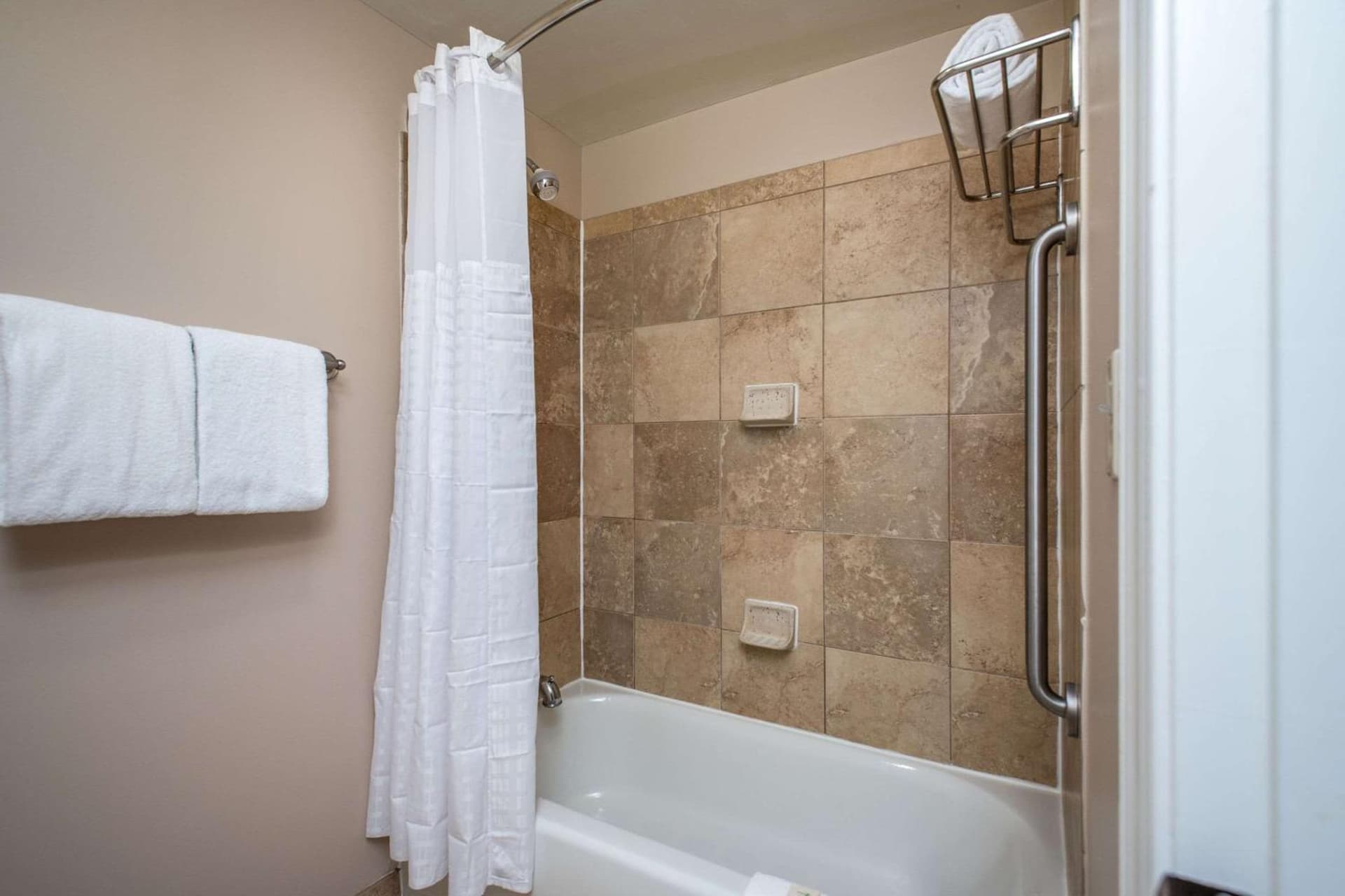 Clarion Collection Hotel Arlington Court Suites gallery photo in Arlington, VA — image 61