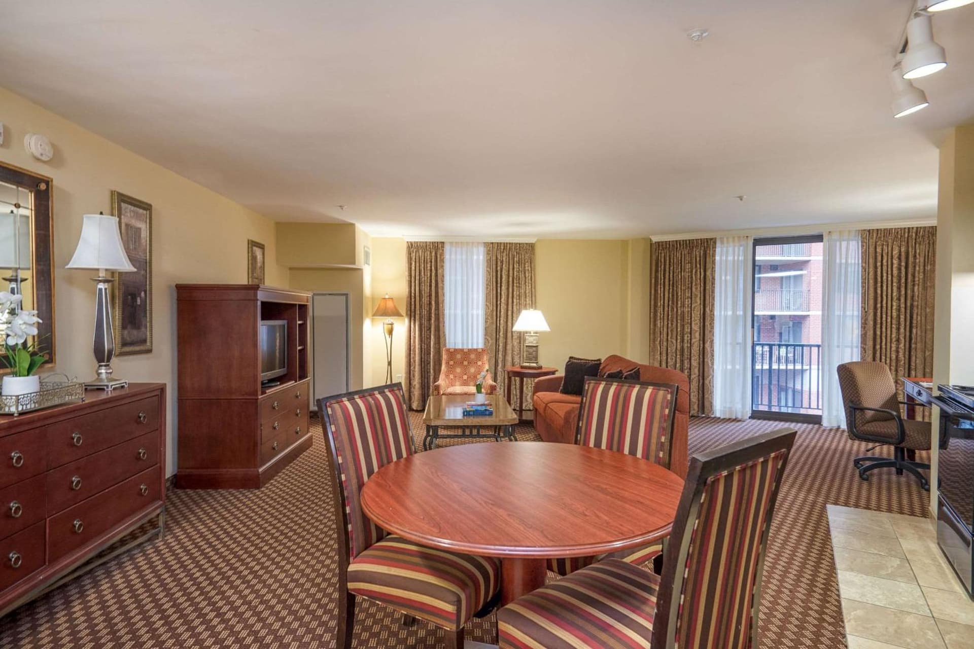 Clarion Collection Hotel Arlington Court Suites gallery photo in Arlington, VA — image 21