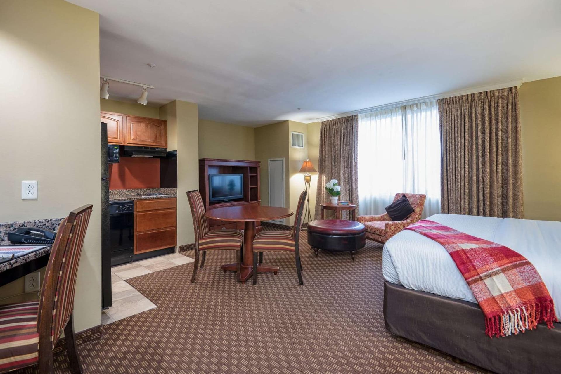 Clarion Collection Hotel Arlington Court Suites interior in Arlington, VA — gallery photo 2