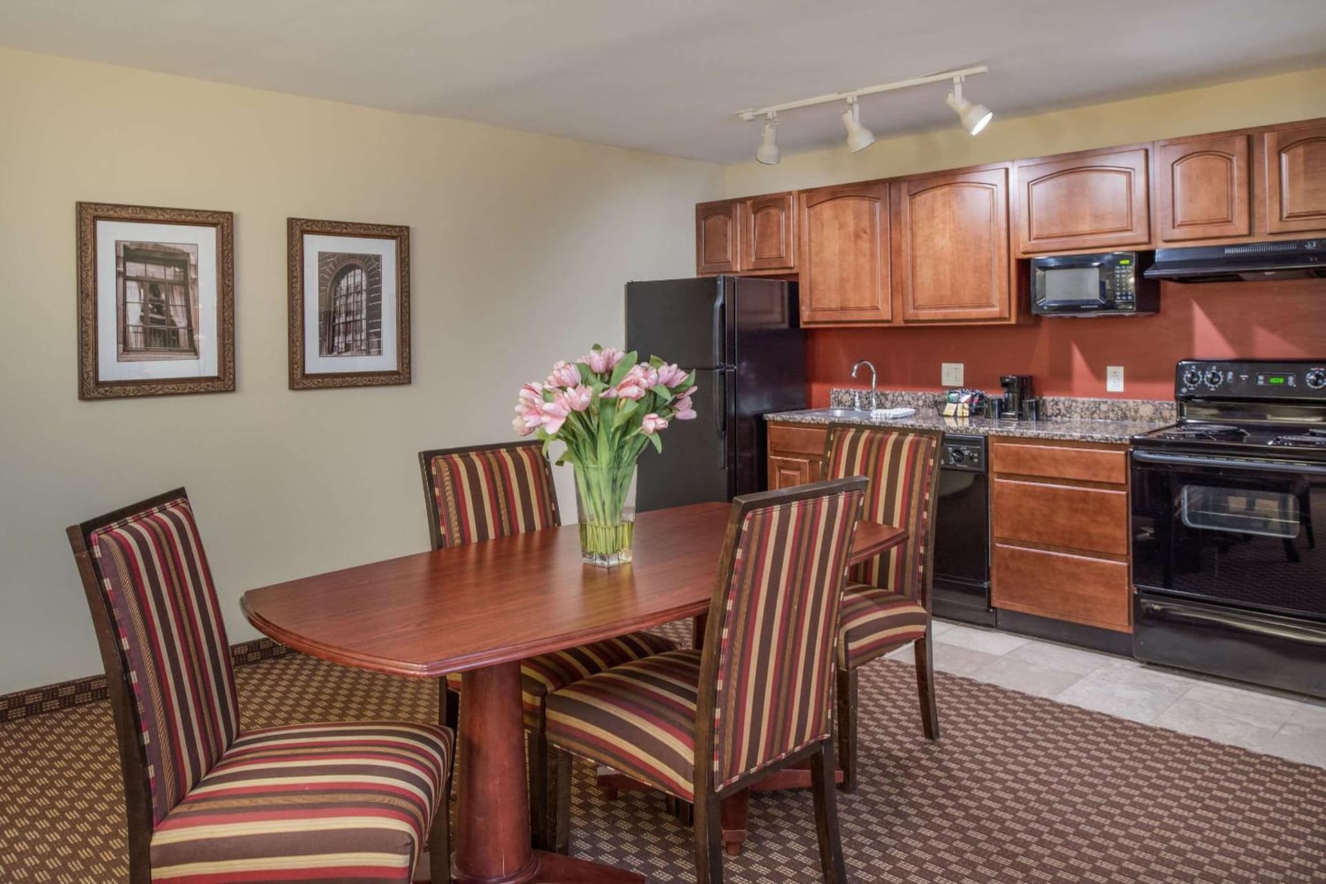Clarion Collection Hotel Arlington Court Suites gallery photo in Arlington, VA — image 53
