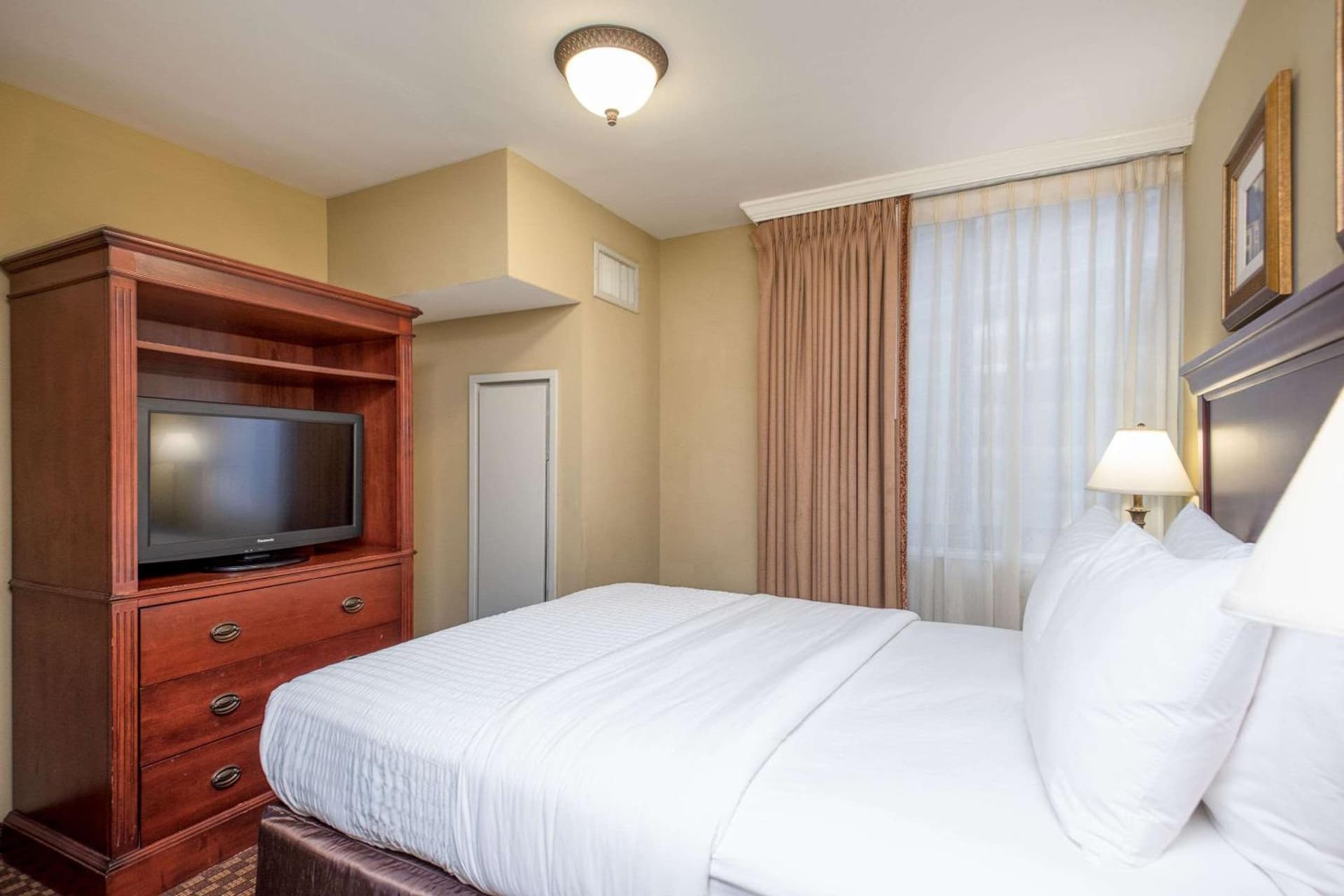 Clarion Collection Hotel Arlington Court Suites gallery photo in Arlington, VA — image 33