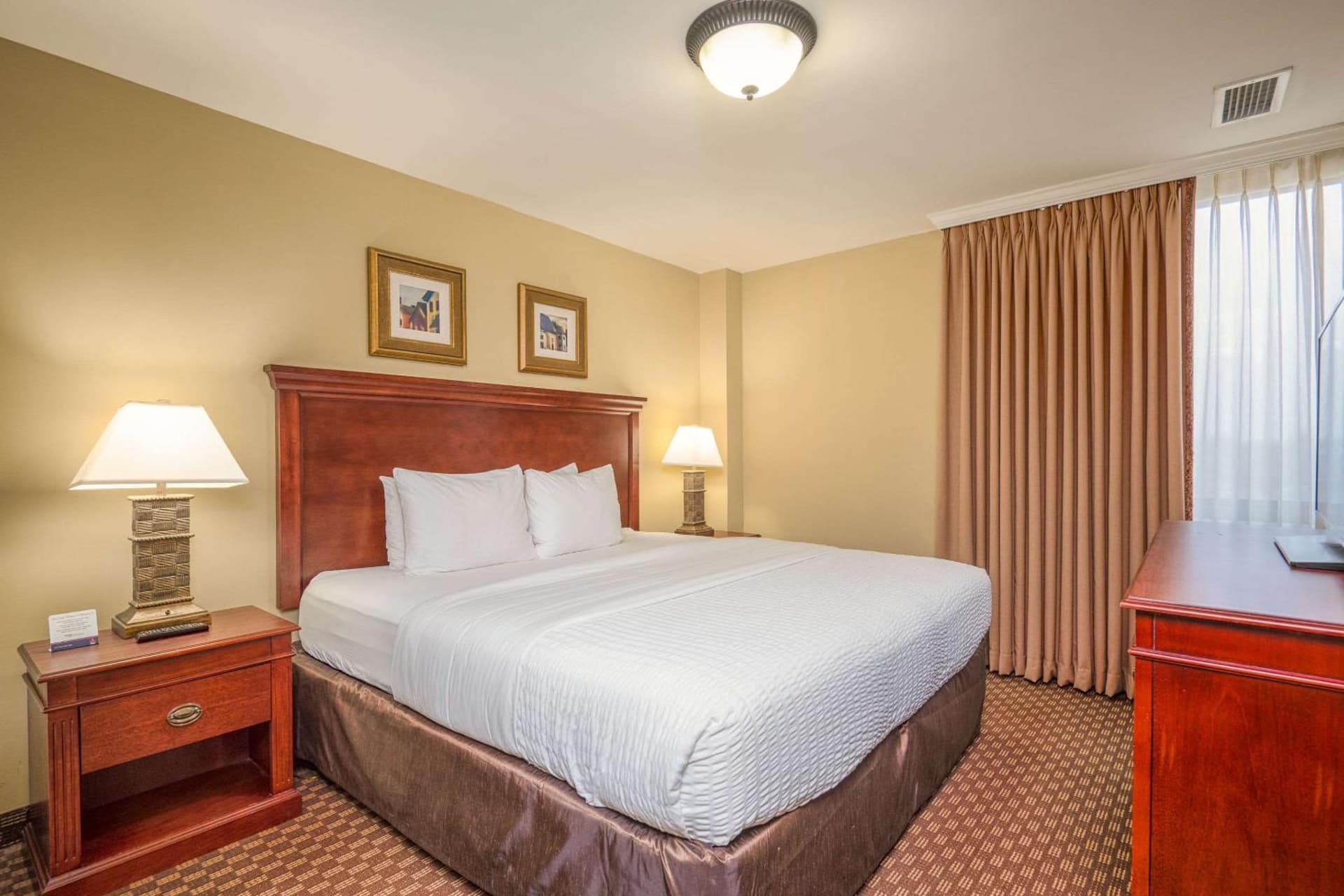 Clarion Collection Hotel Arlington Court Suites gallery photo in Arlington, VA — image 35