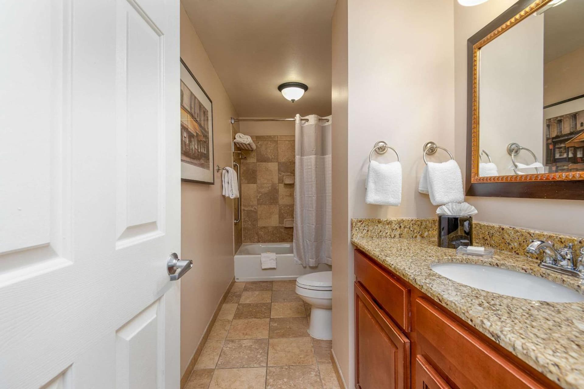 Clarion Collection Hotel Arlington Court Suites gallery photo in Arlington, VA — image 54