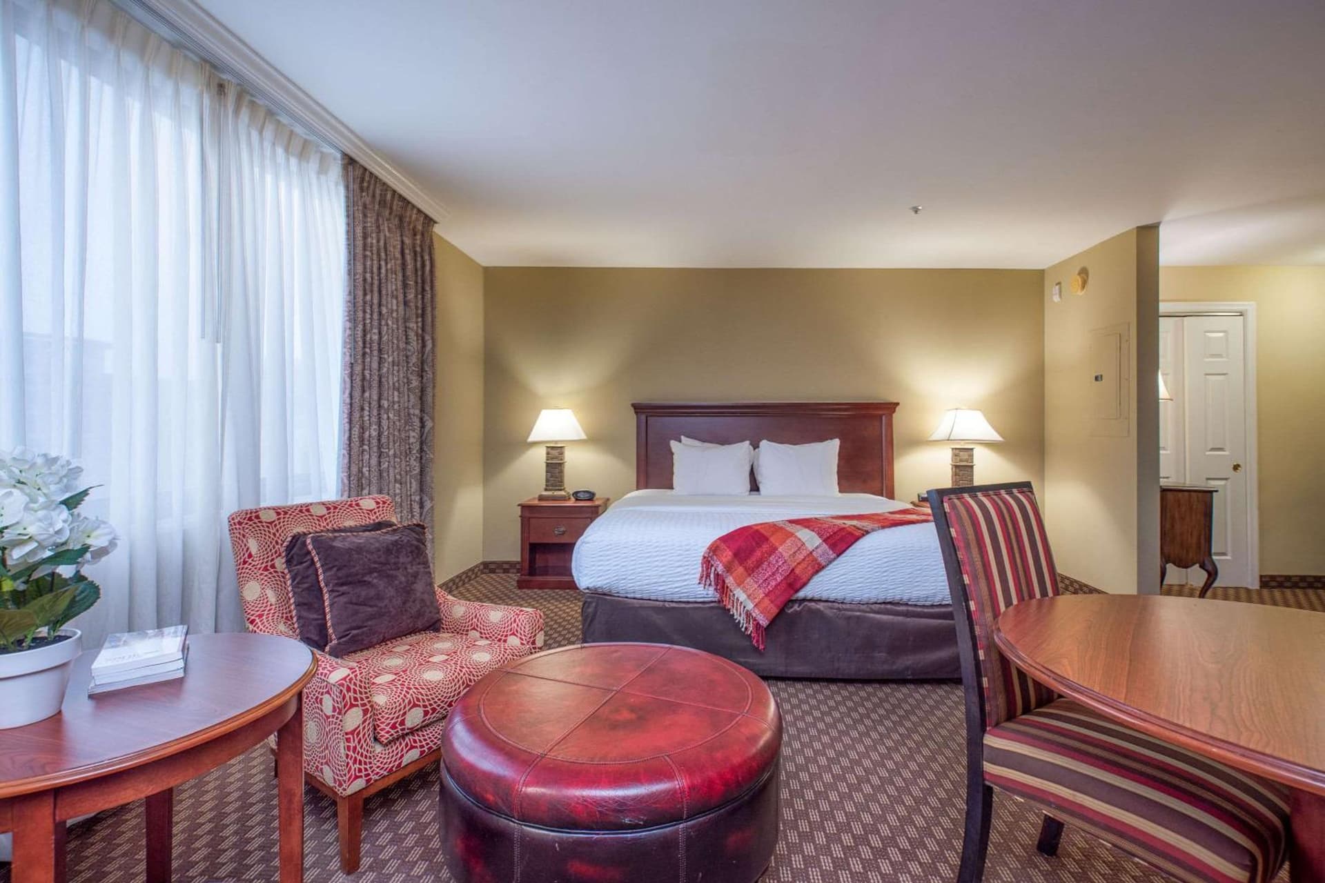 Clarion Collection Hotel Arlington Court Suites gallery photo in Arlington, VA — image 25