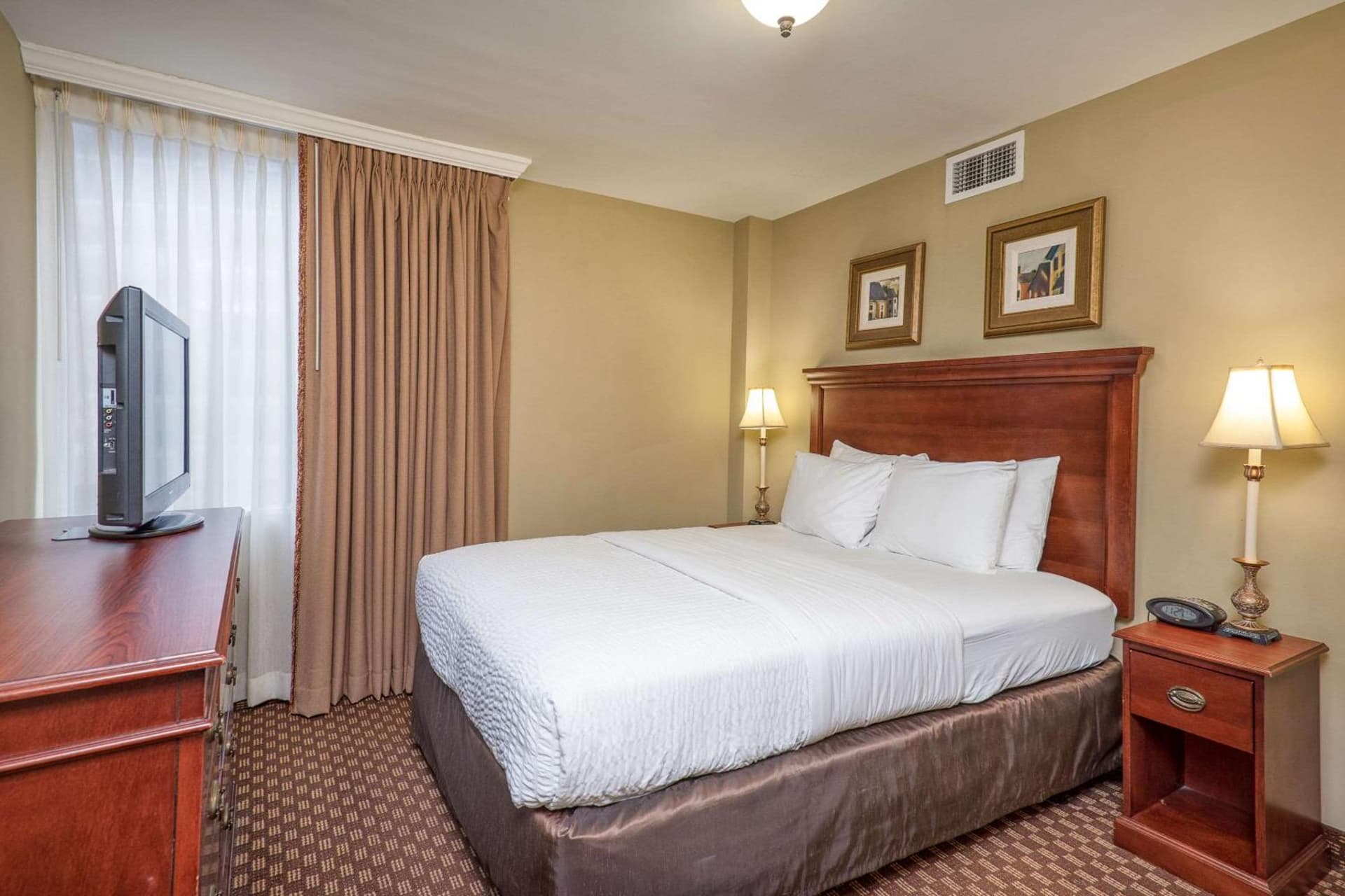 Clarion Collection Hotel Arlington Court Suites gallery photo in Arlington, VA — image 4