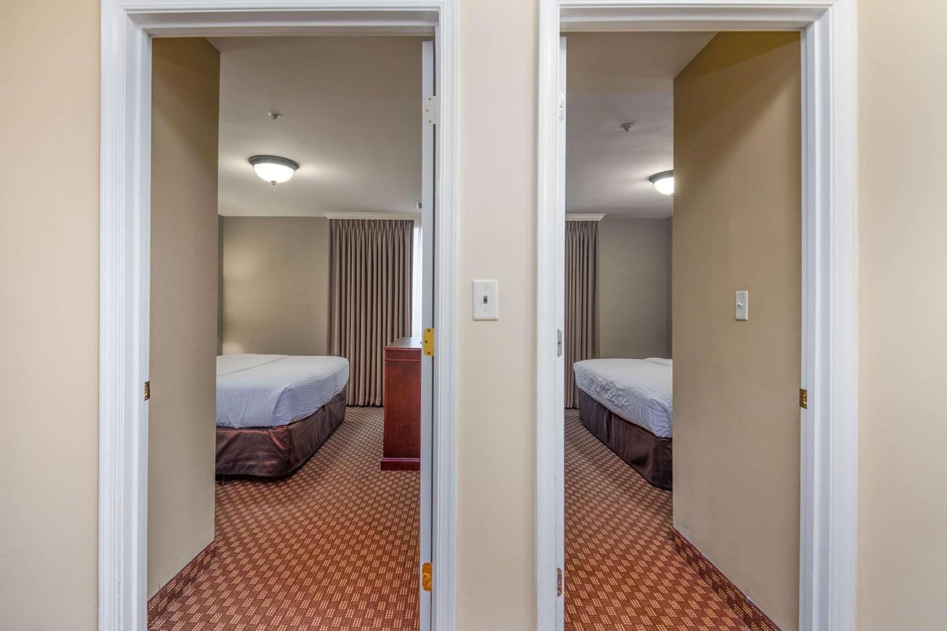 Clarion Collection Hotel Arlington Court Suites gallery photo in Arlington, VA — image 42
