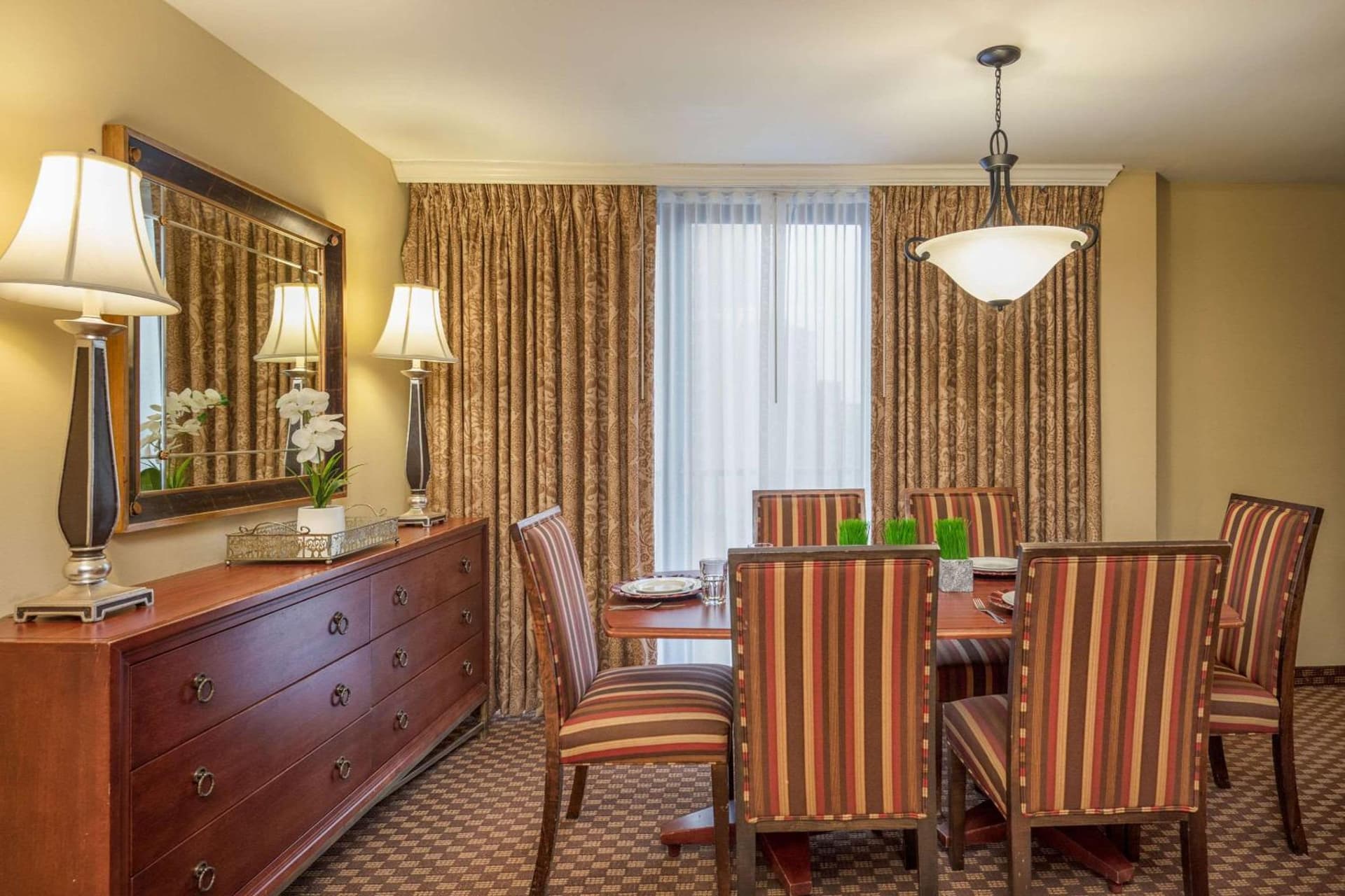 Clarion Collection Hotel Arlington Court Suites gallery photo in Arlington, VA — image 20