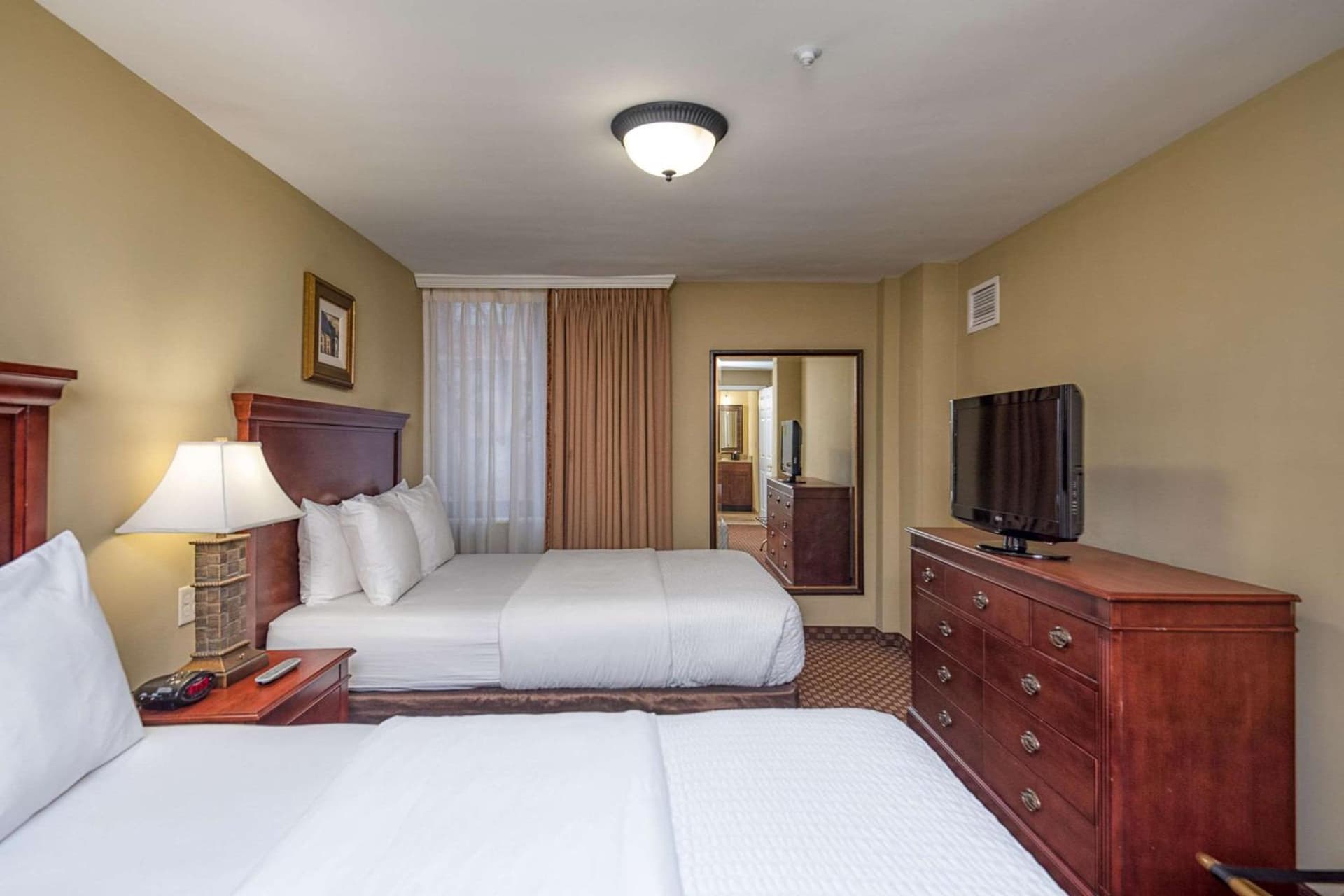 Clarion Collection Hotel Arlington Court Suites gallery photo in Arlington, VA — image 19