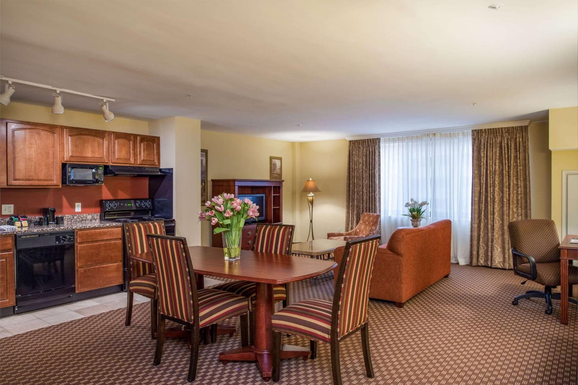 Clarion Collection Hotel Arlington Court Suites gallery photo in Arlington, VA — image 37