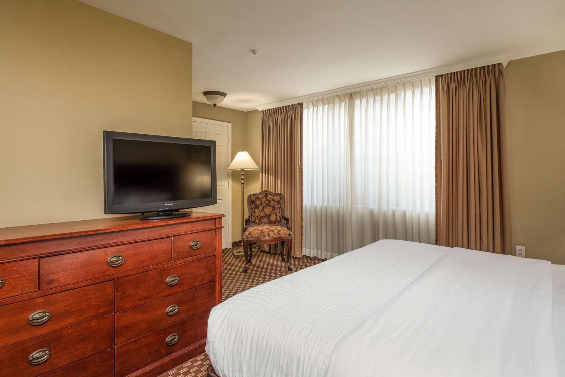Clarion Collection Hotel Arlington Court Suites gallery photo in Arlington, VA — image 28