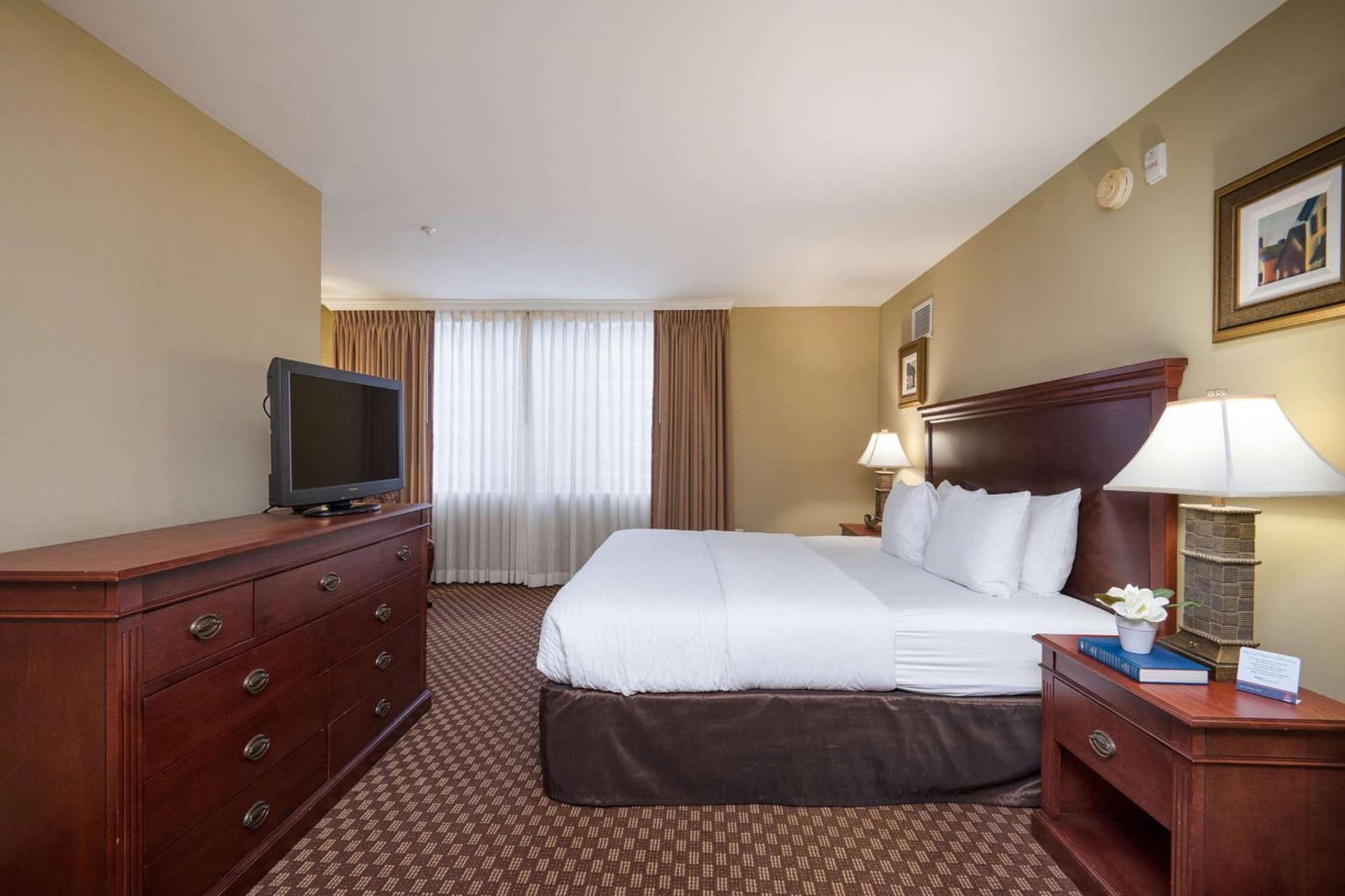 Clarion Collection Hotel Arlington Court Suites gallery photo in Arlington, VA — image 23