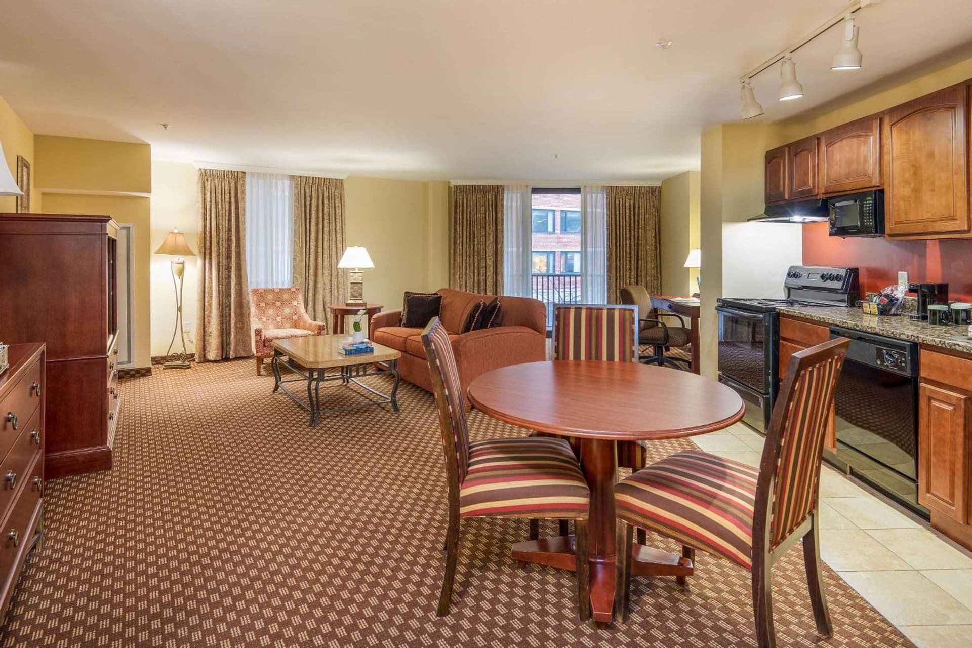 Clarion Collection Hotel Arlington Court Suites gallery photo in Arlington, VA — image 50