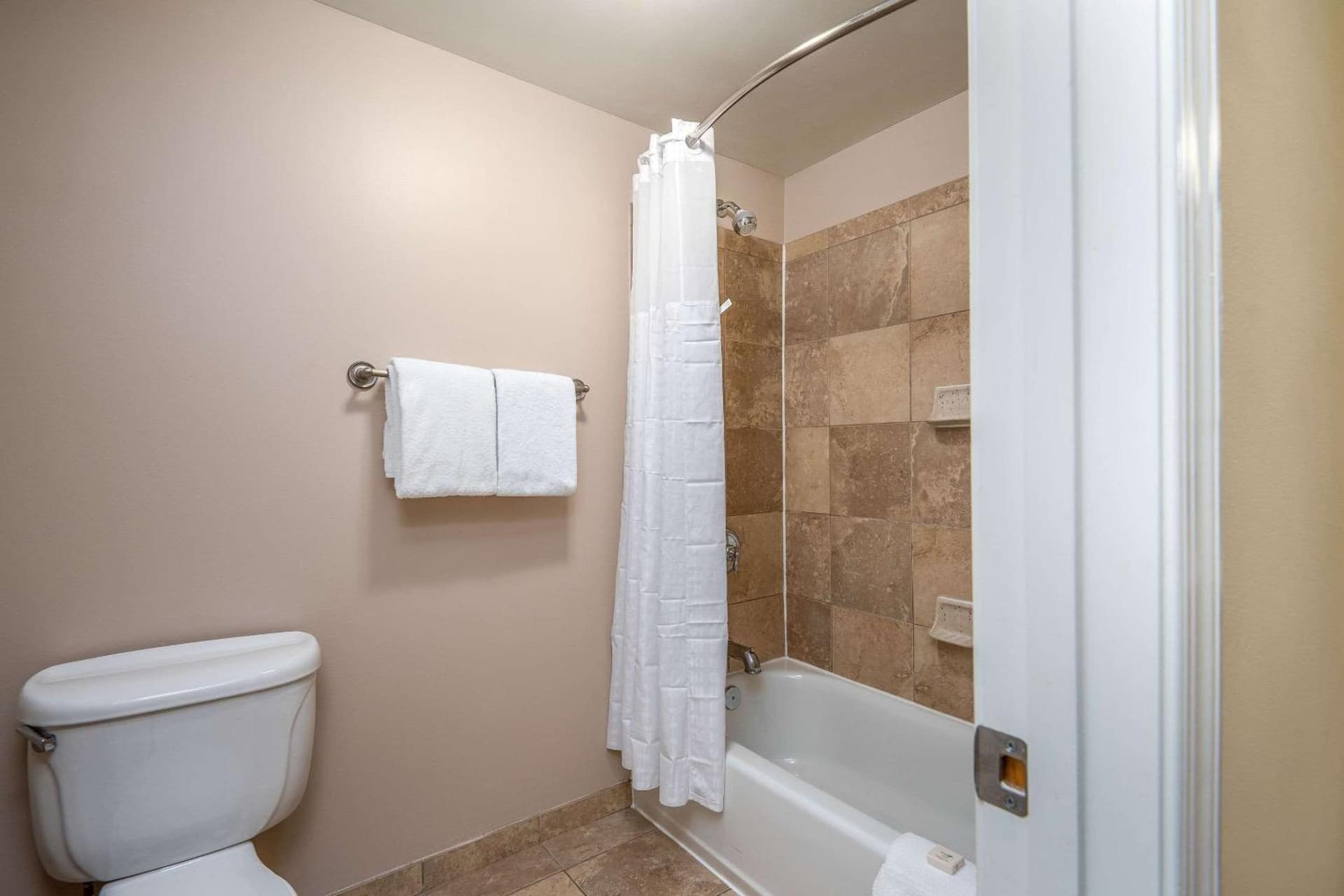 Clarion Collection Hotel Arlington Court Suites gallery photo in Arlington, VA — image 32