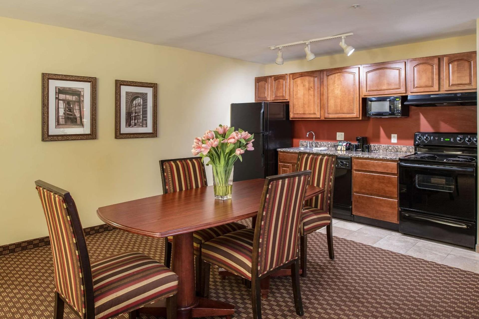 Clarion Collection Hotel Arlington Court Suites gallery photo in Arlington, VA — image 68