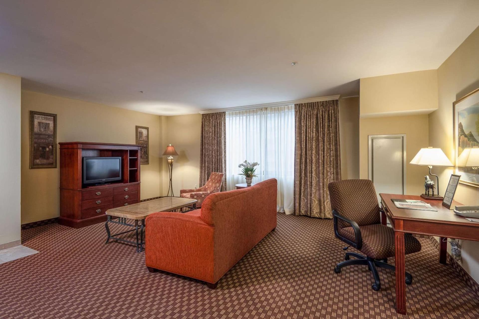 Clarion Collection Hotel Arlington Court Suites gallery photo in Arlington, VA — image 49