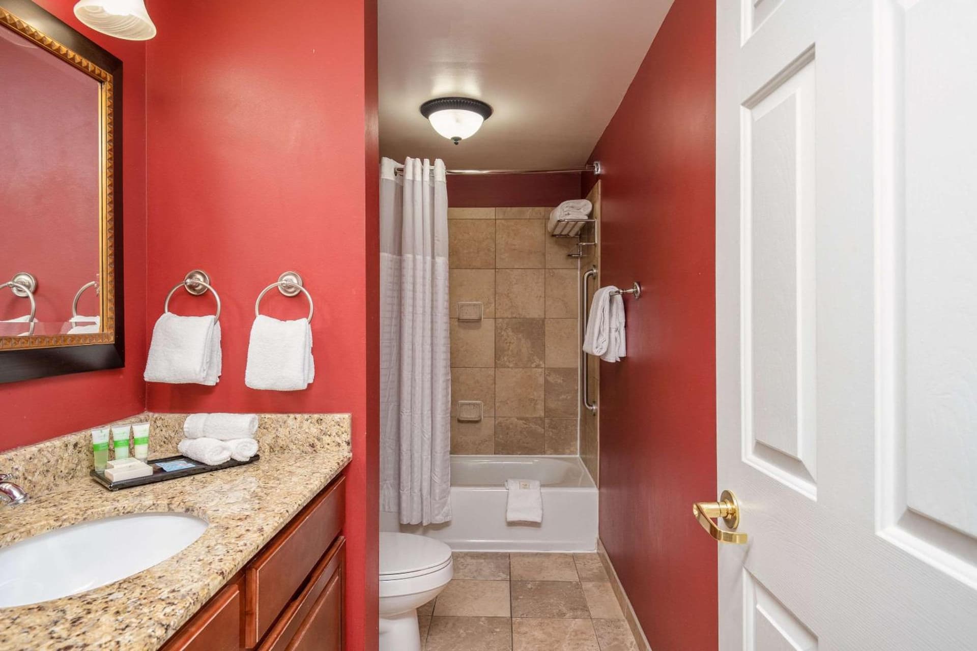 Clarion Collection Hotel Arlington Court Suites gallery photo in Arlington, VA — image 12