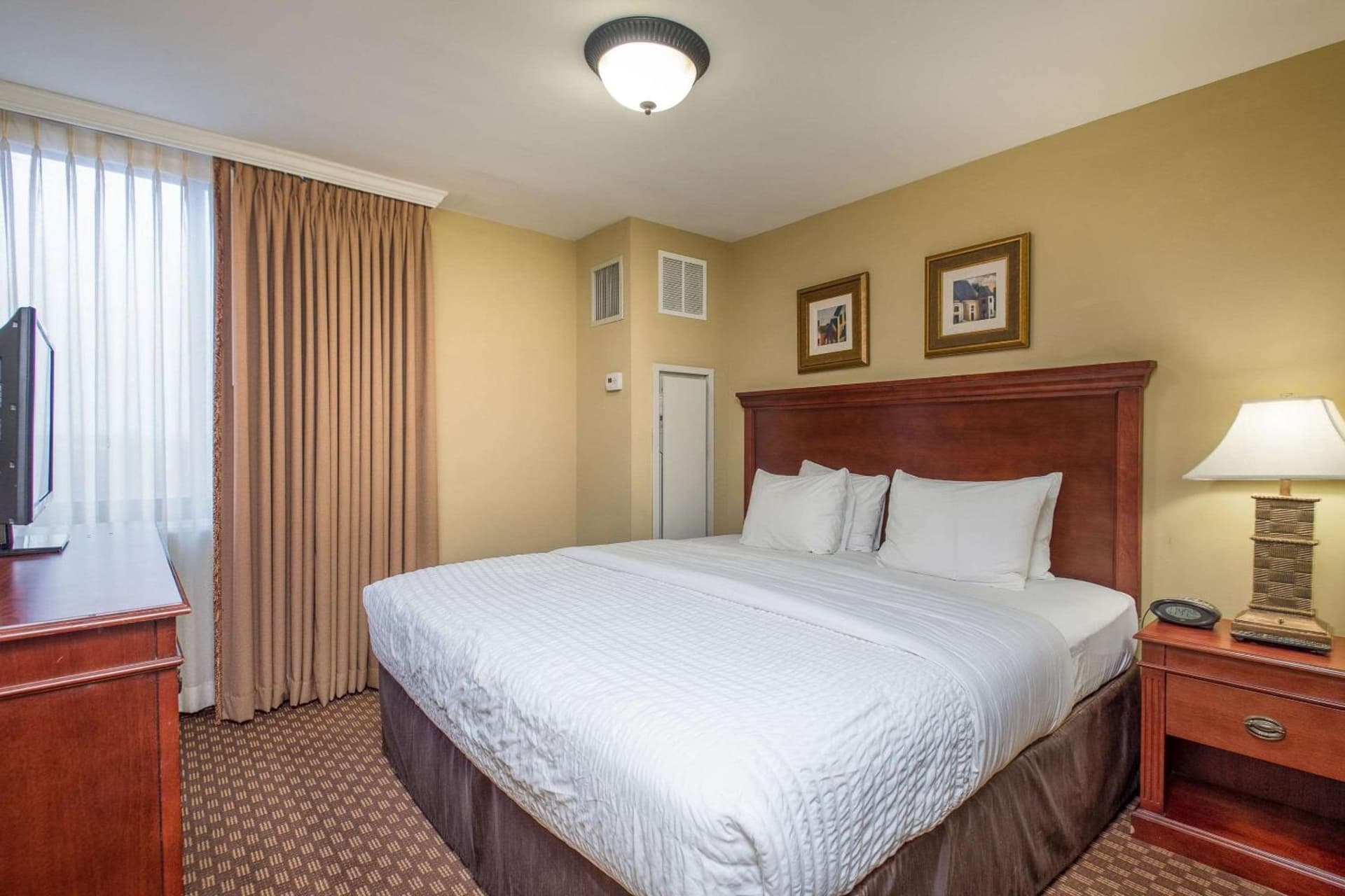 Clarion Collection Hotel Arlington Court Suites gallery photo in Arlington, VA — image 51