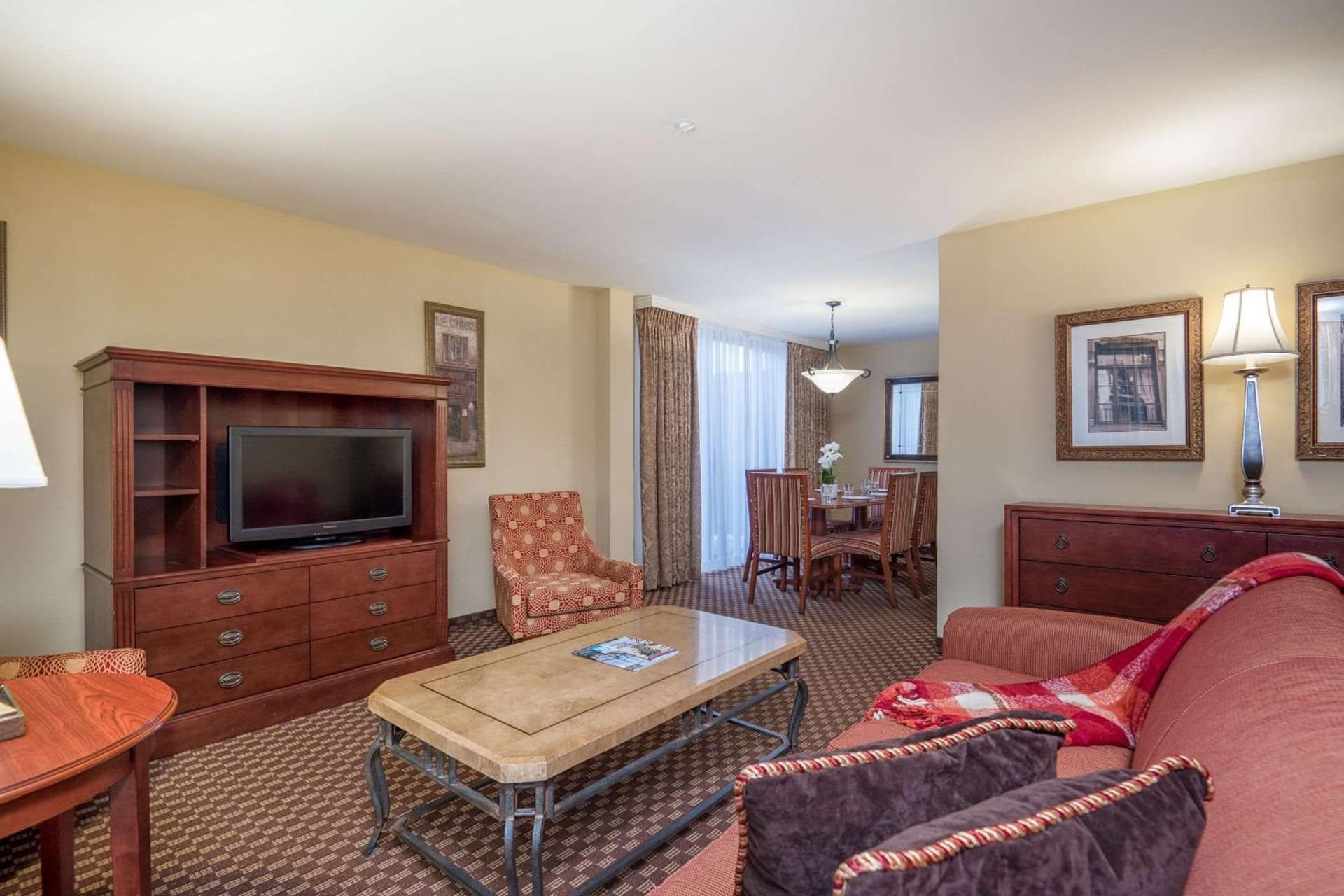 Clarion Collection Hotel Arlington Court Suites gallery photo in Arlington, VA — image 9