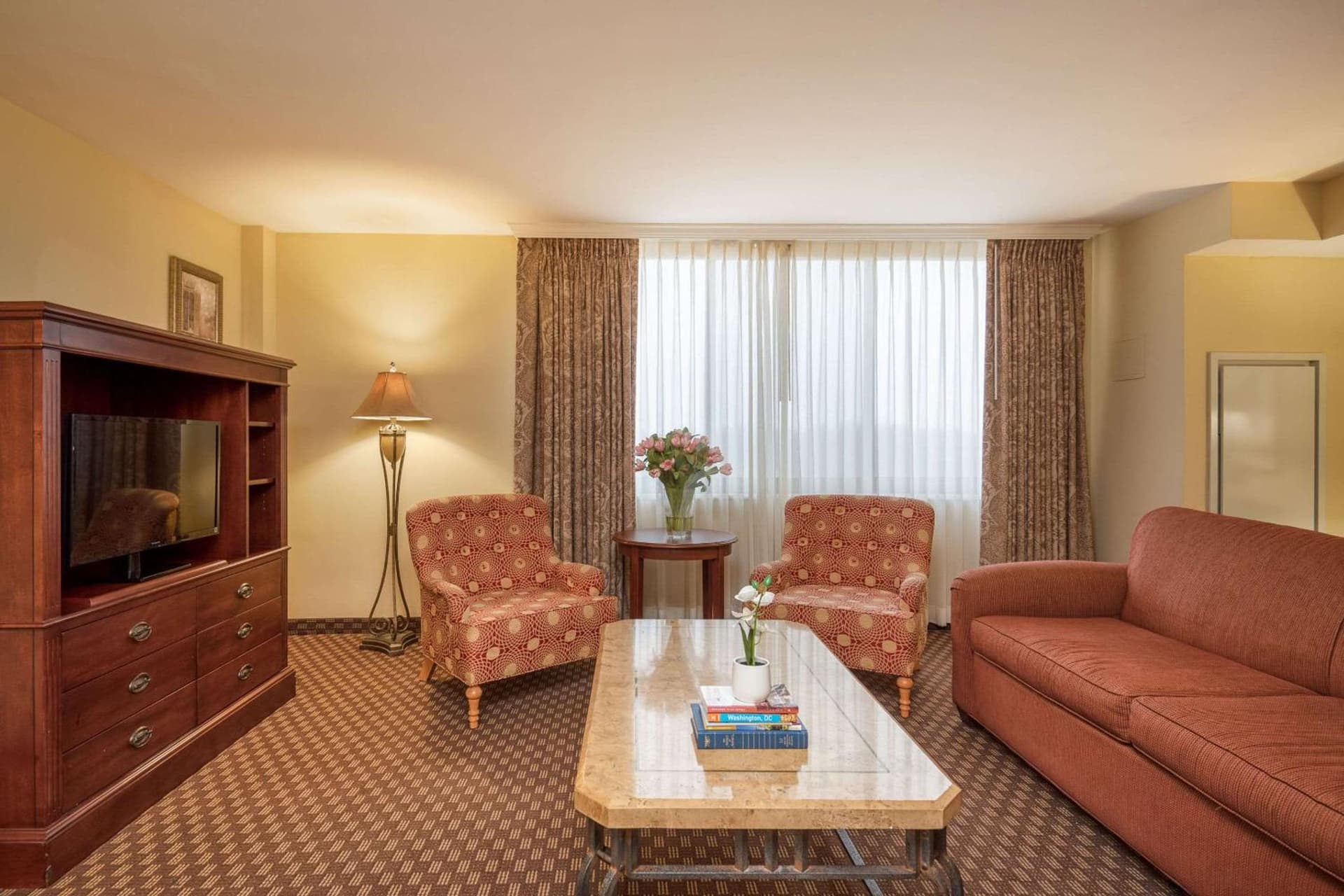 Clarion Collection Hotel Arlington Court Suites gallery photo in Arlington, VA — image 6