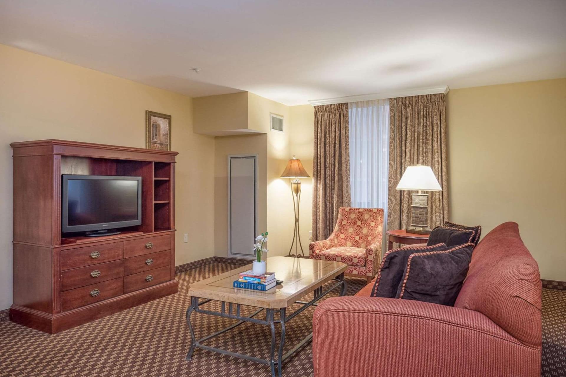 Clarion Collection Hotel Arlington Court Suites gallery photo in Arlington, VA — image 64