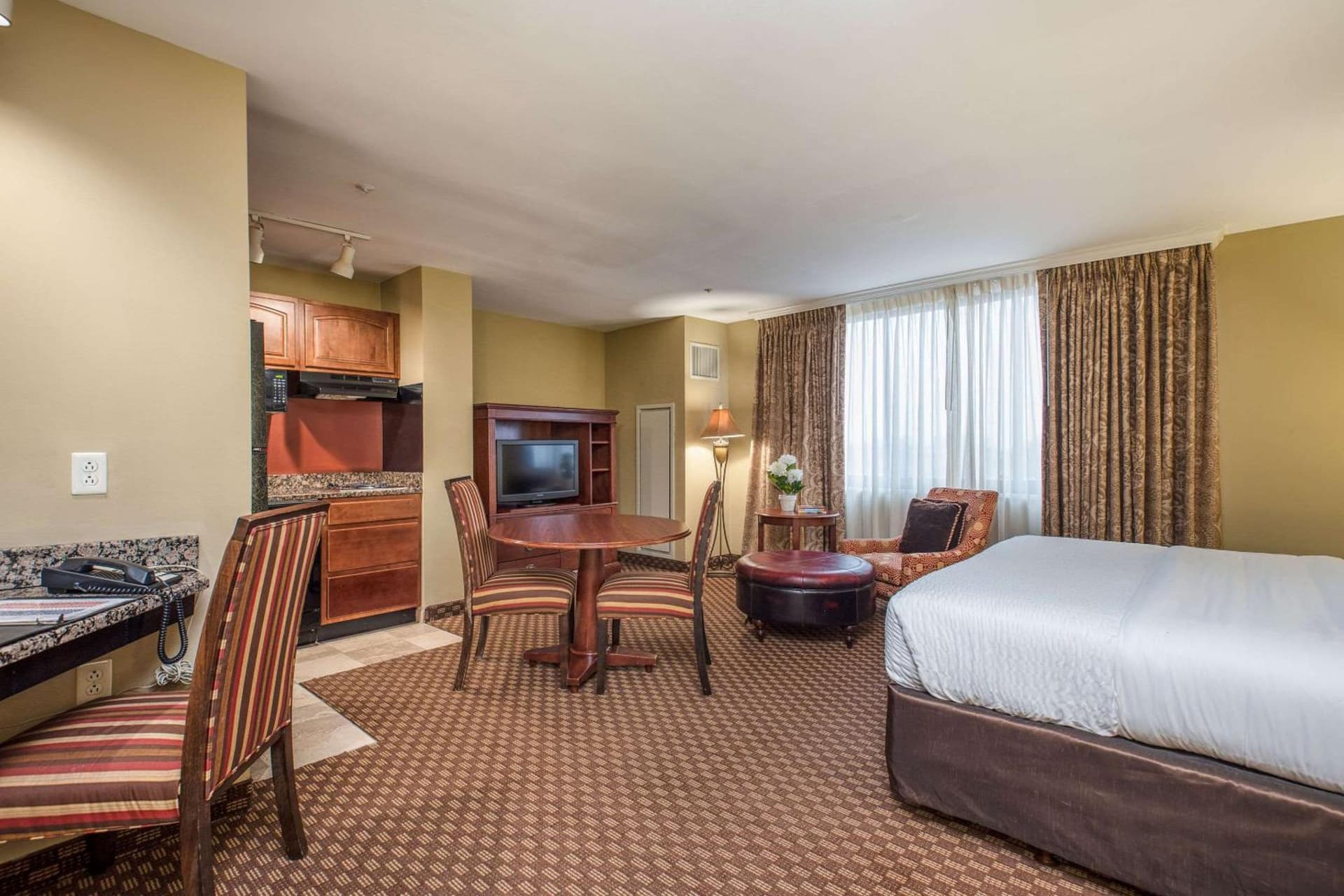 Clarion Collection Hotel Arlington Court Suites gallery photo in Arlington, VA — image 41