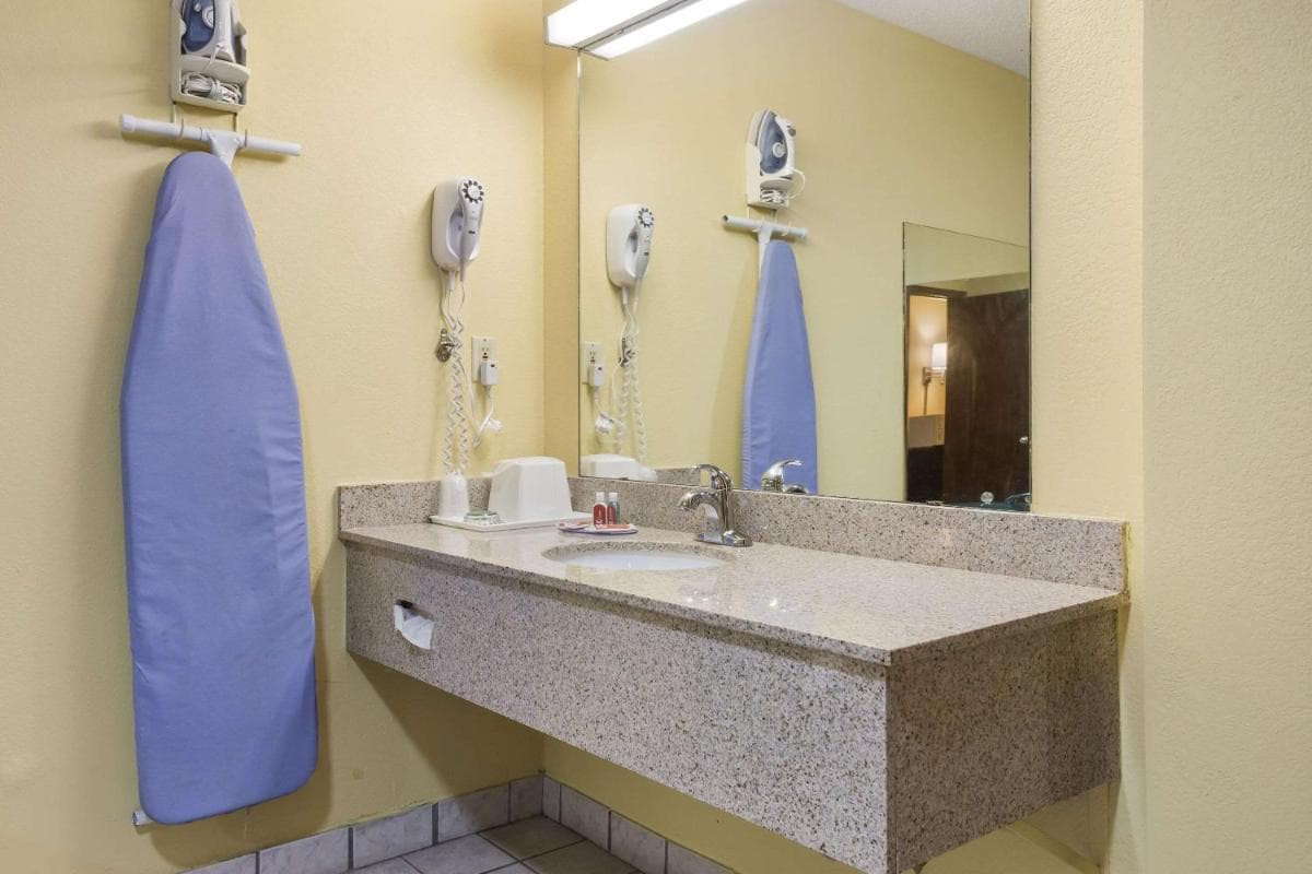 Econo Lodge Saint Robert property views in Saint Robert, MO — gallery photo 3