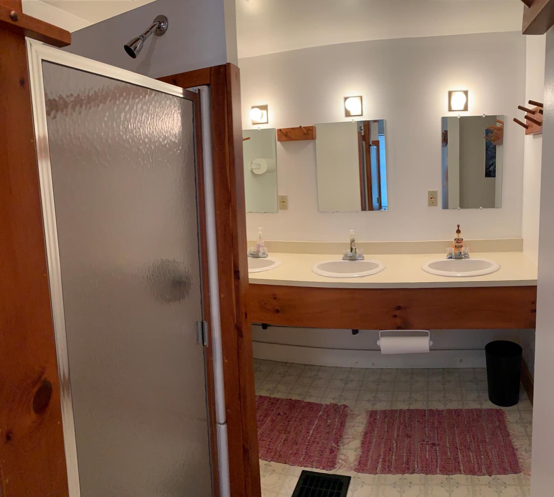 Snowchasers Lodge interior in Lincoln — gallery photo 2
