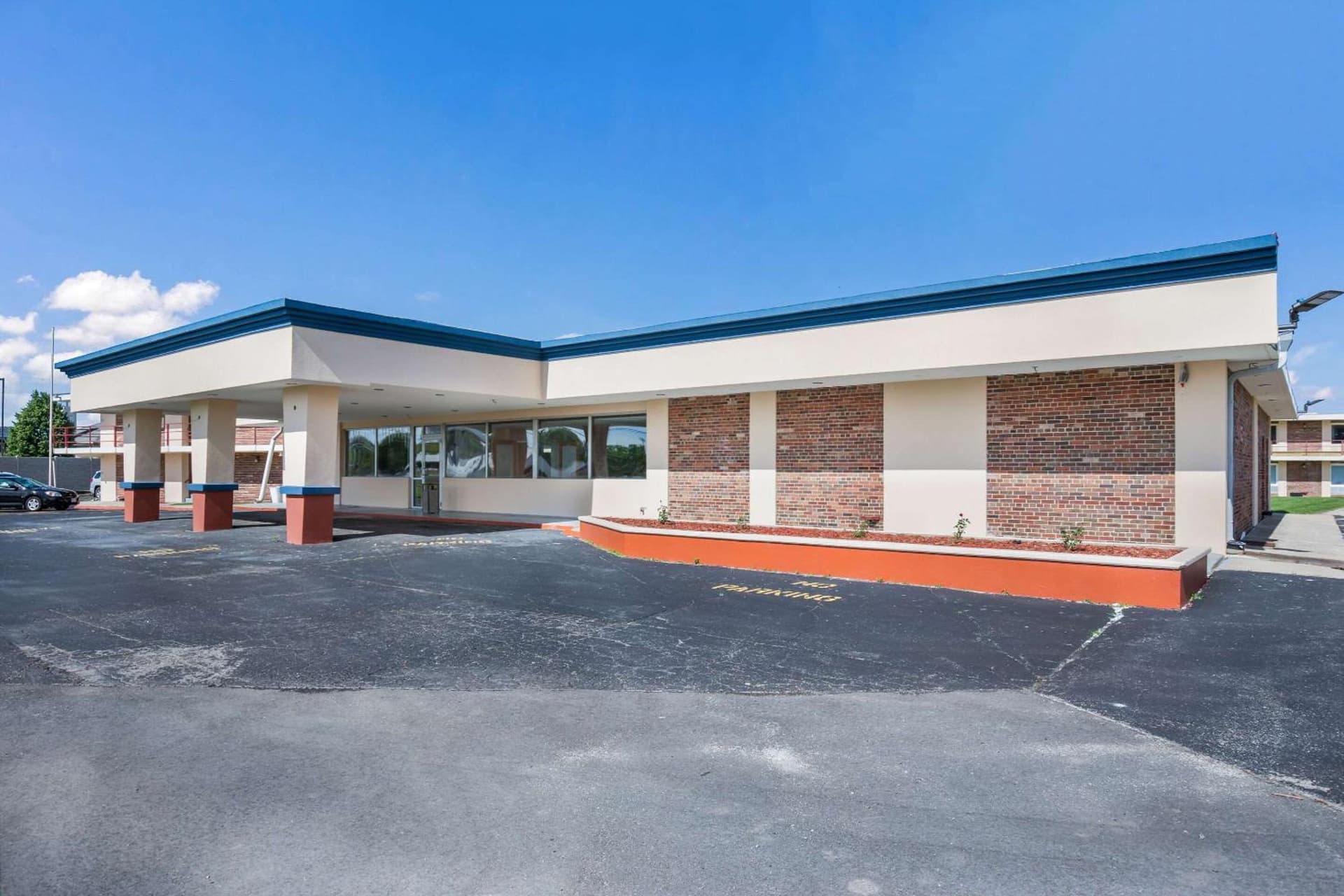 Econo Lodge Neenah interior in Neenah, WI — gallery photo 2